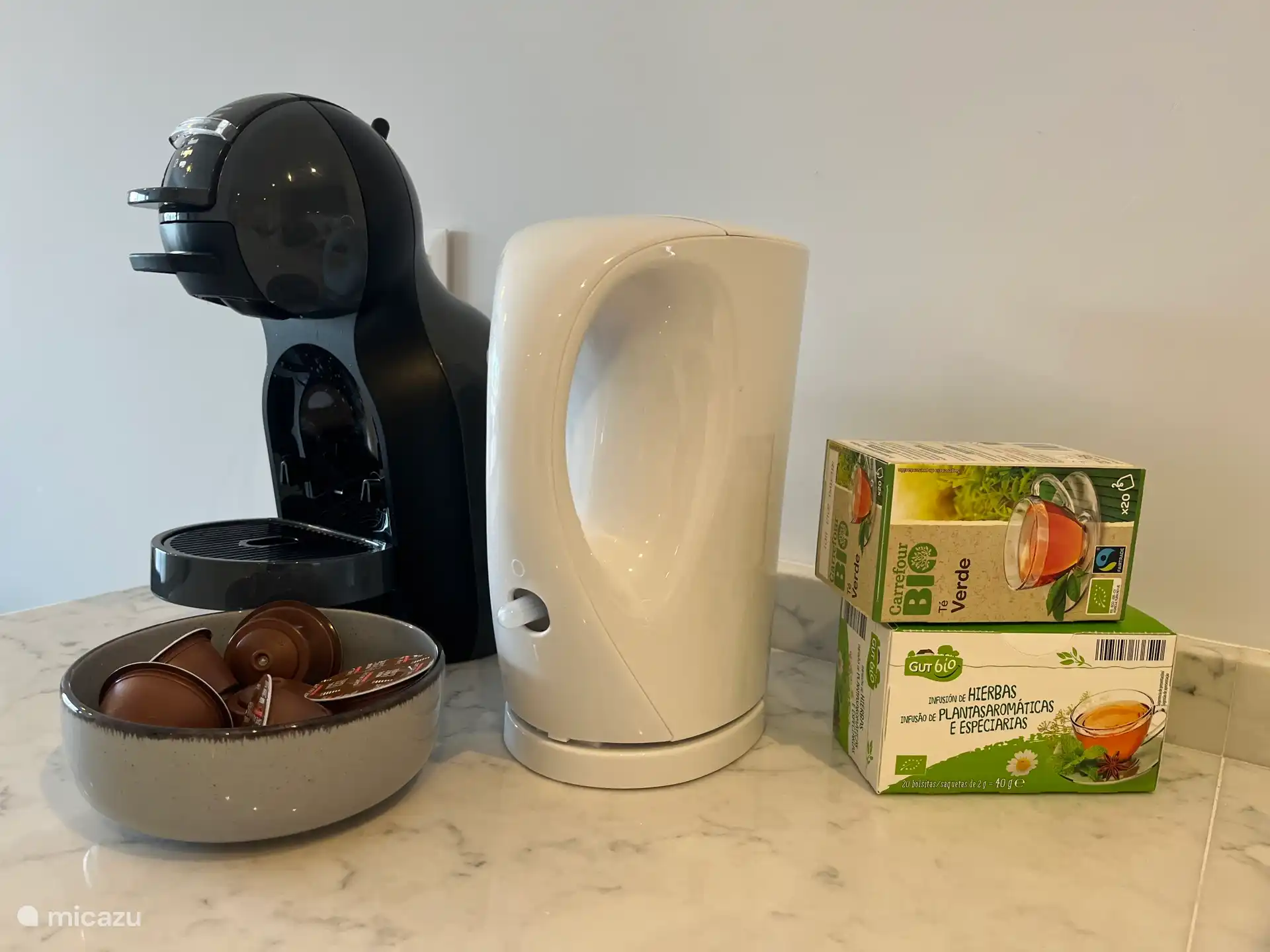 La cafetera y la tetera Dolce Gusto están disponibles para empezar el día con un delicioso café/té.