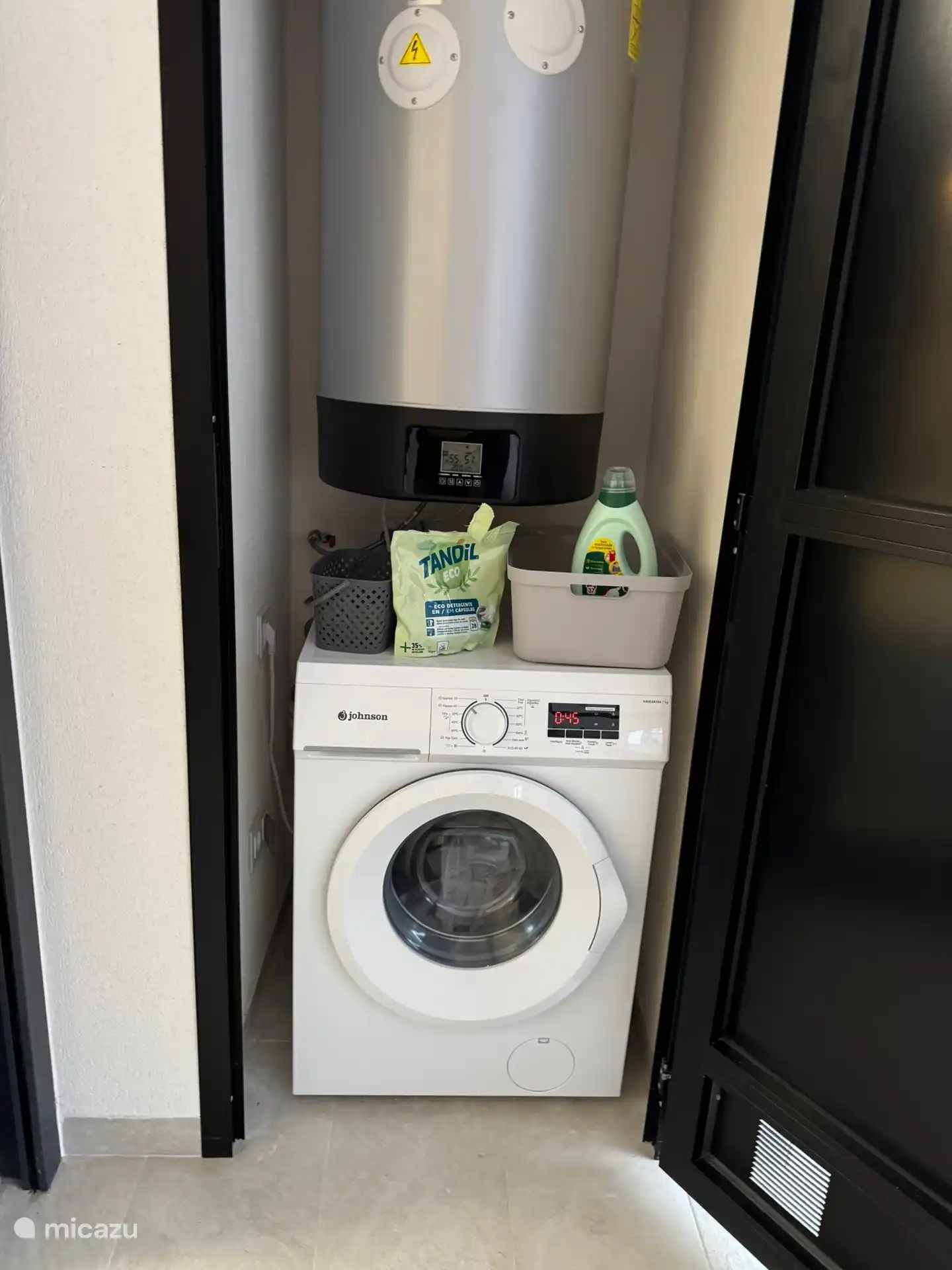 En este apartamento de lujo y totalmente equipado están disponibles una lavadora moderna y un escurridero.