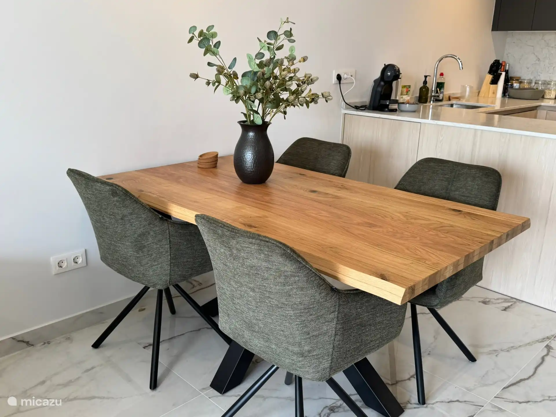 Comedor acogedor en el salón: mesa con encimera de madera, sillas giratorias a 180 grados para máxima facilidad de uso, comodidad (más fácil de levantar) y flexibilidad. 