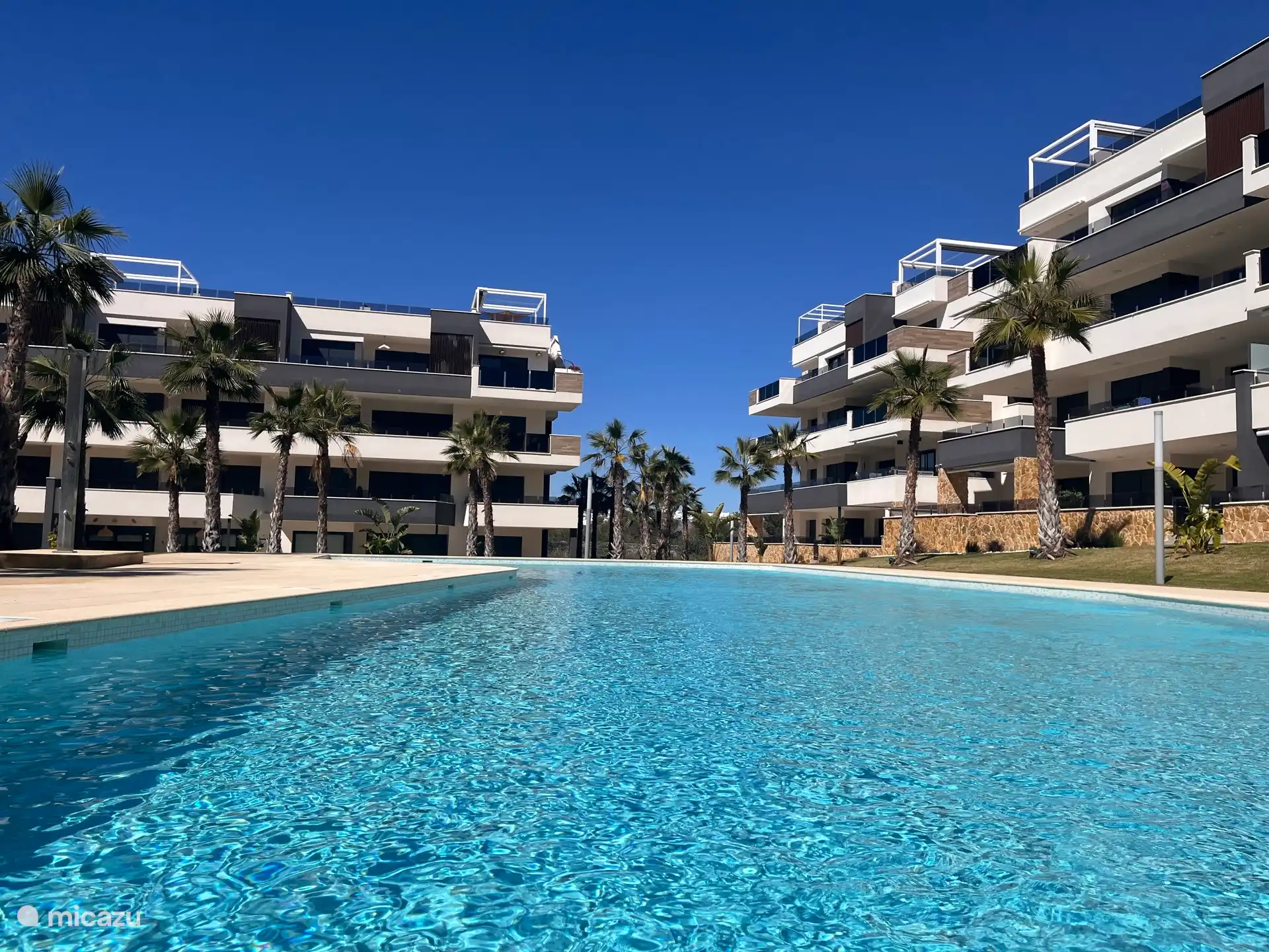 Zwembad met massage stralen