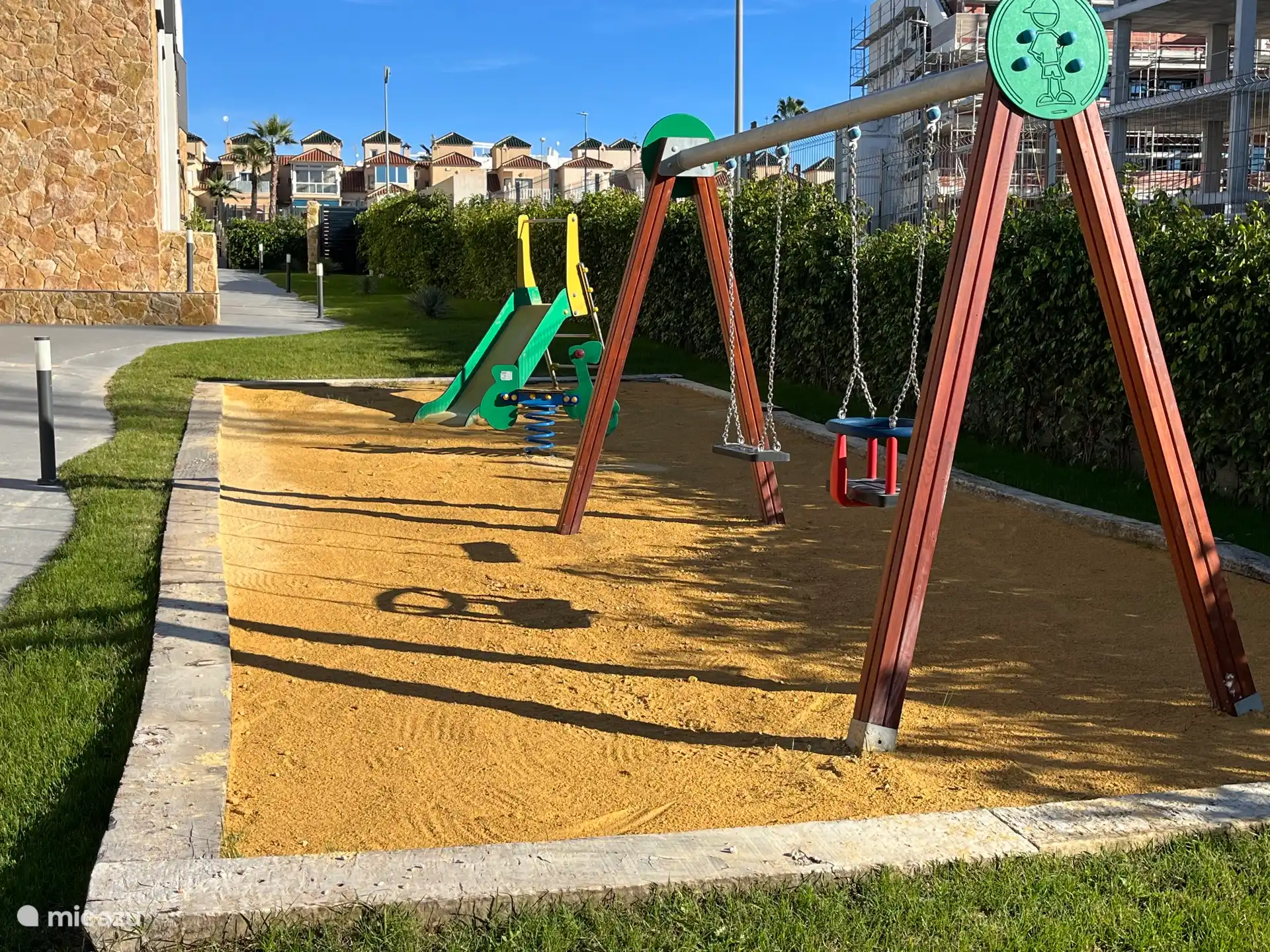 Parque infantil dentro del propio complejo (vallado), para que los niños puedan jugar con seguridad.