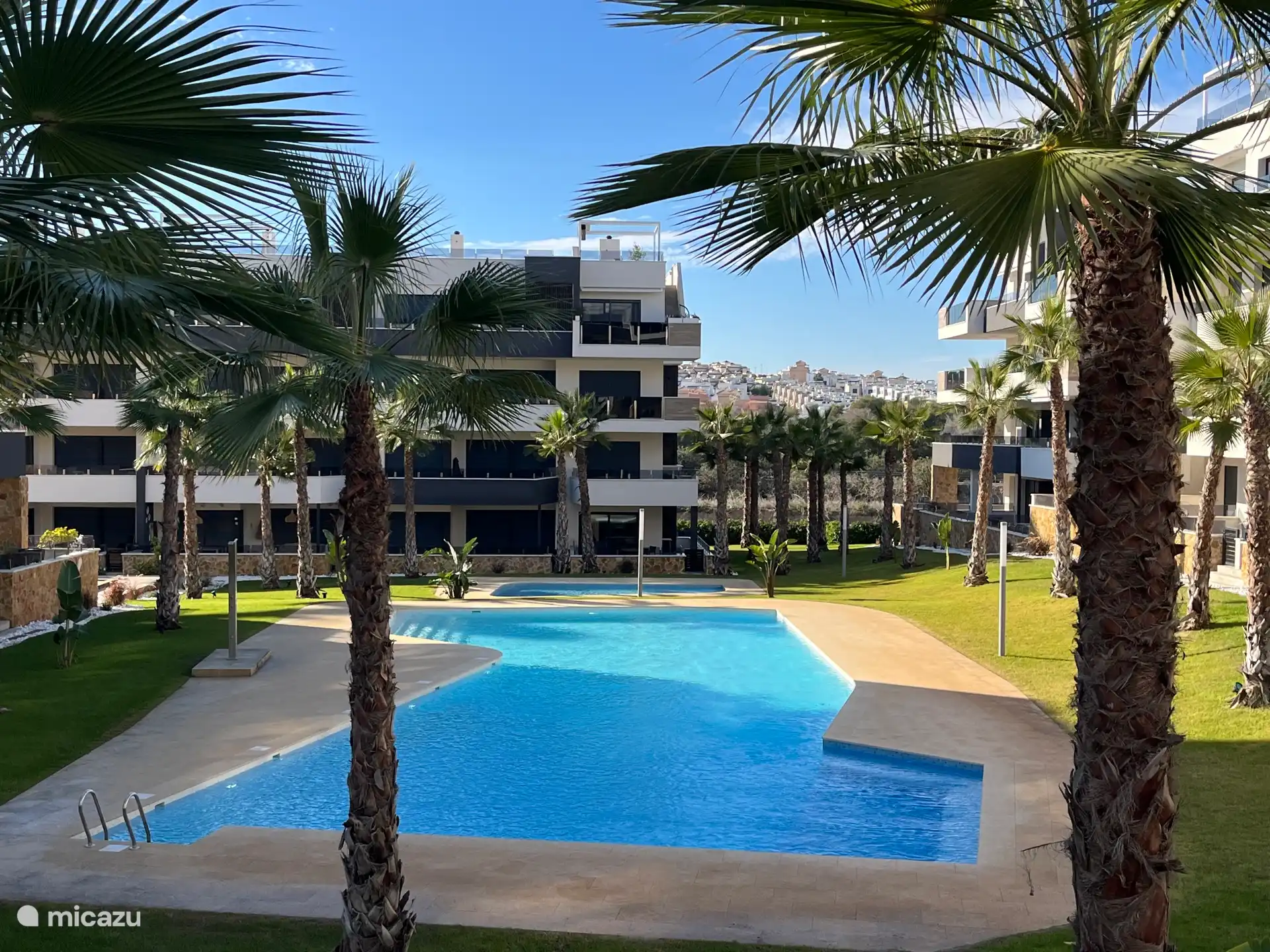 1 piscina grande y espaciosa + 1 piscina infantil separada. Ambos a solo unos pasos de la terraza.