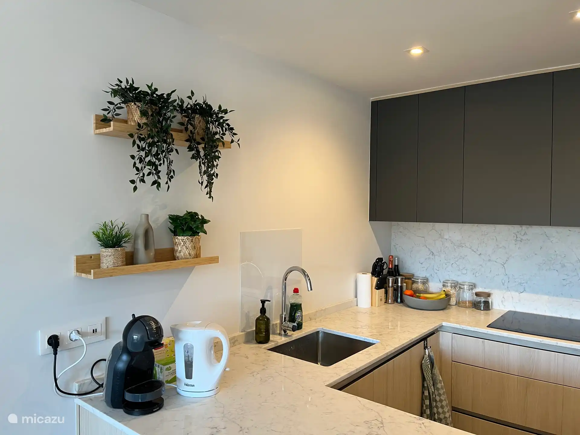 Ruime keuken met veel werkruimte. 