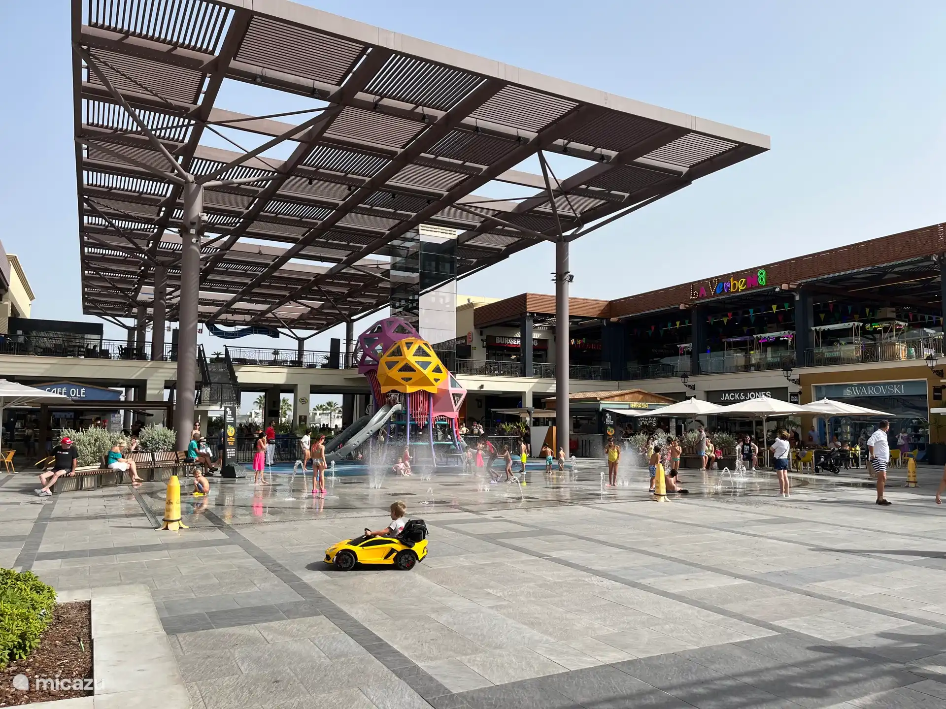 Bulevar La Zenia: el mayor centro comercial de la Costa Blanca. Con todas las tiendas que necesitas: muchas tiendas locales de moda y cosméticos, así como negocios internacionales, restaurantes y entretenimiento.