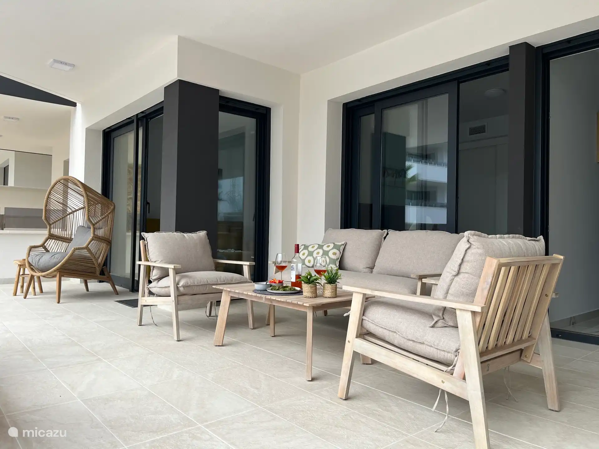 Spacious Terrace es una de las más grandes del complejo, con zona de descanso, comedor, tumbona y vistas a la piscina.