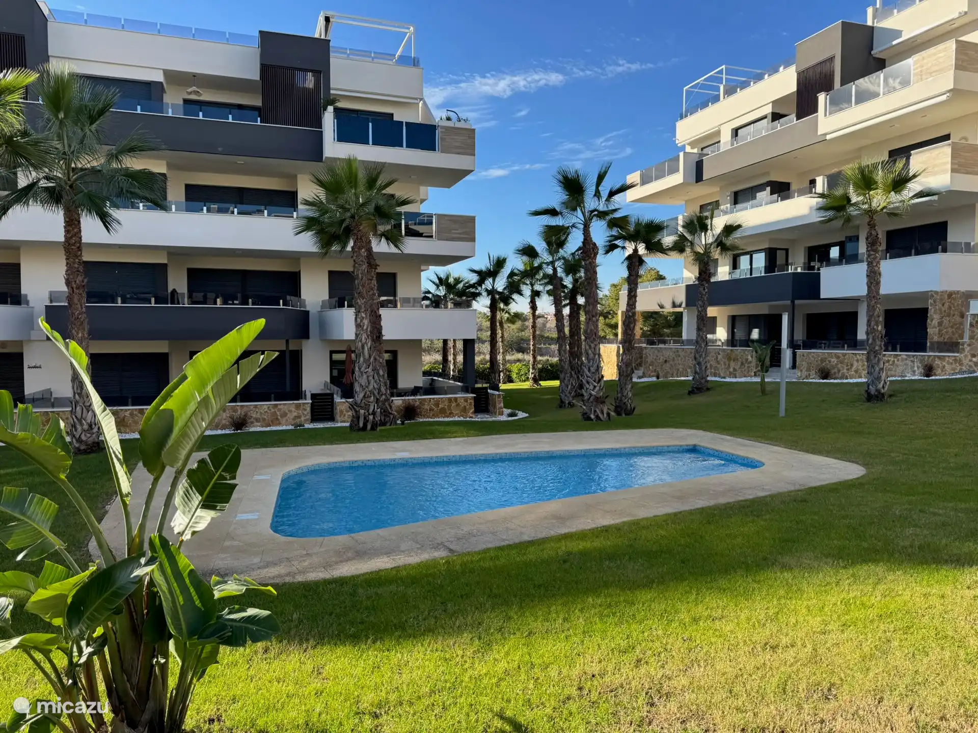 La piscina infantil y la vista detrás de ella en la colina.