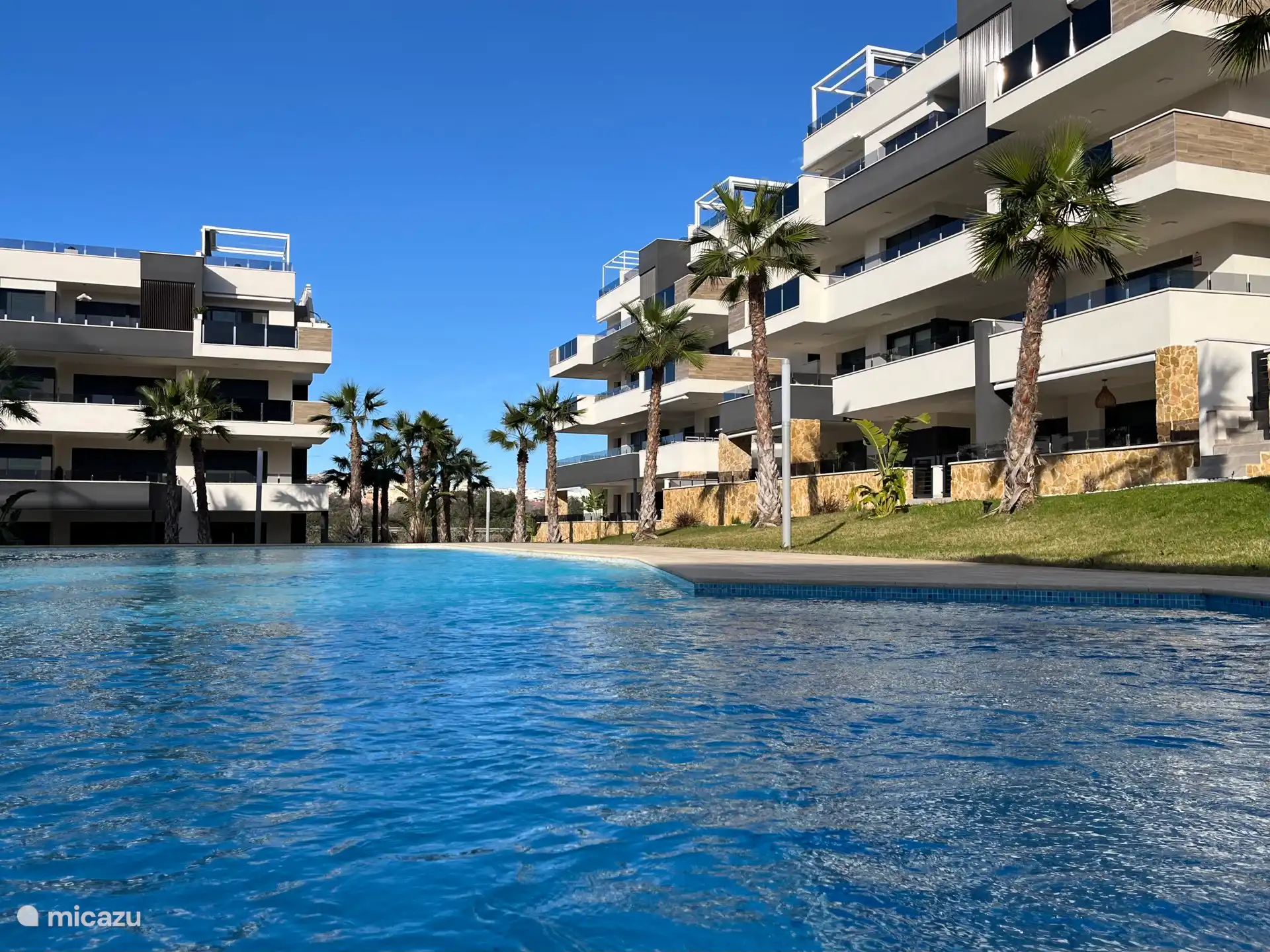 Zwembad met massage stralen