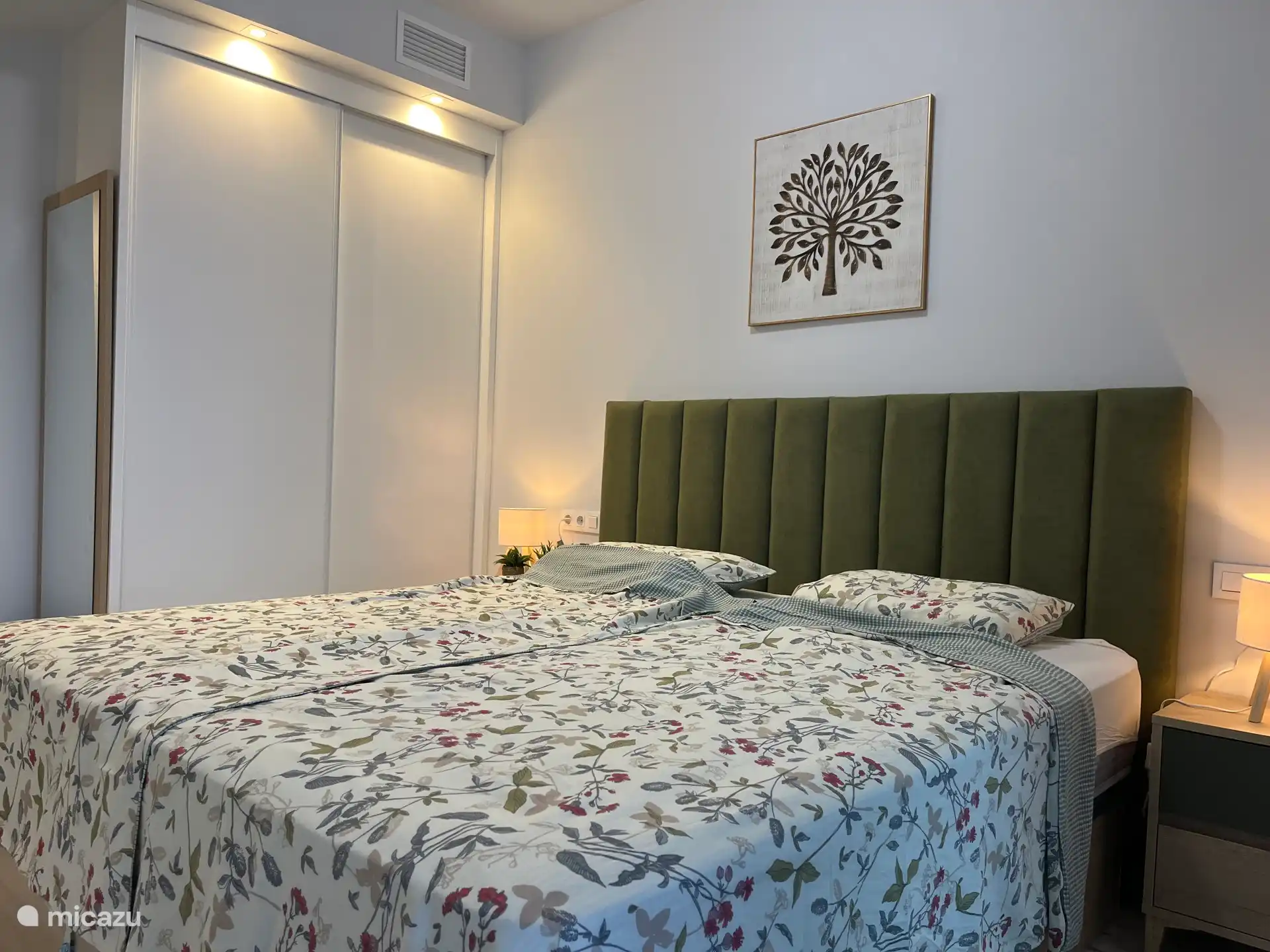 Cama king size, extra larga (180x200 cm), con dos colchones cómodos y lujosos y cabecera suave para mayor comodidad.