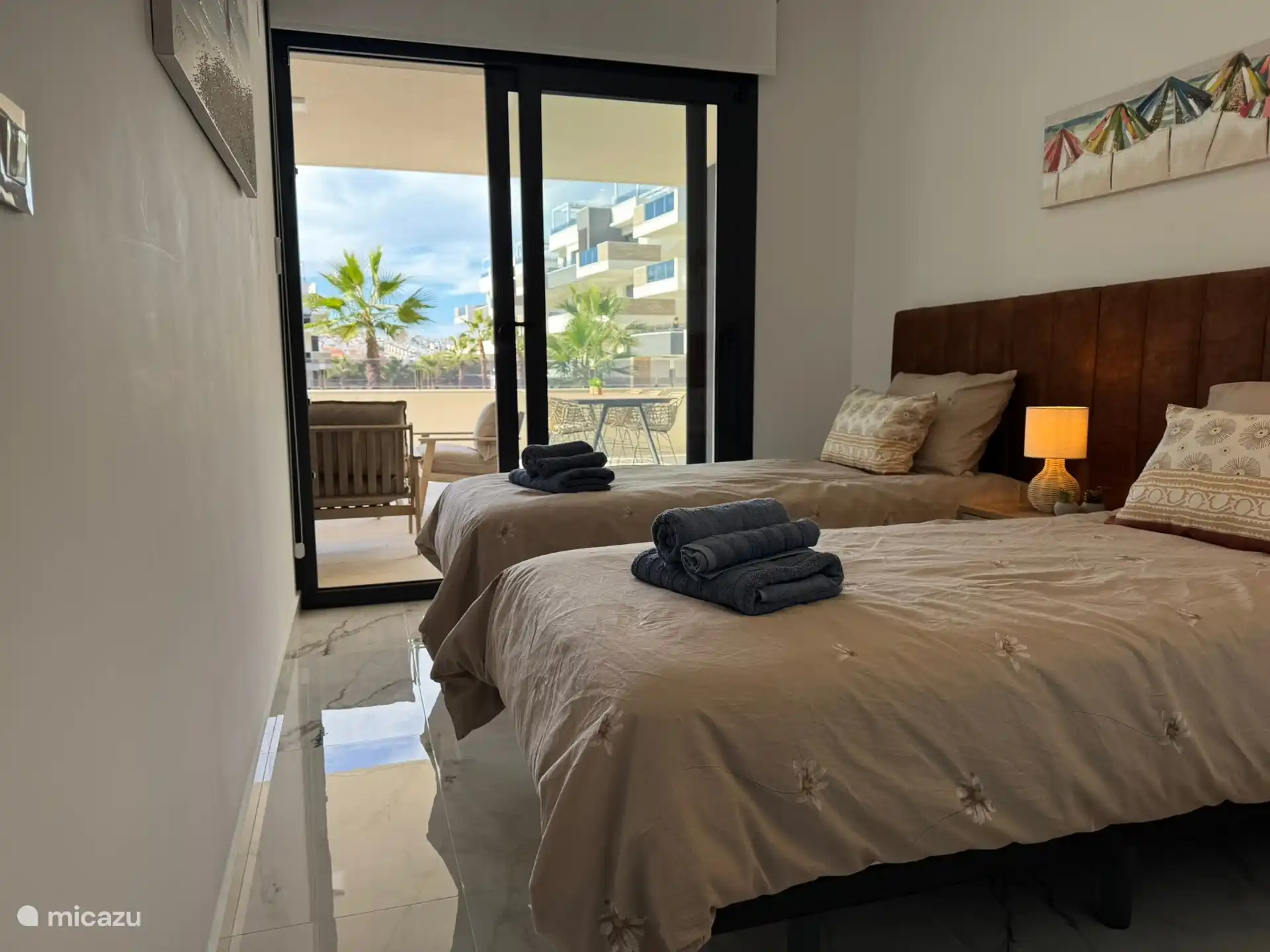 Elegante segundo dormitorio, con posibilidad de camas individuales / disposición individual. De nuevo, colchones de calidad extra para dormir cómodamente por la noche. Cabecero suave de calidad hotelera. 