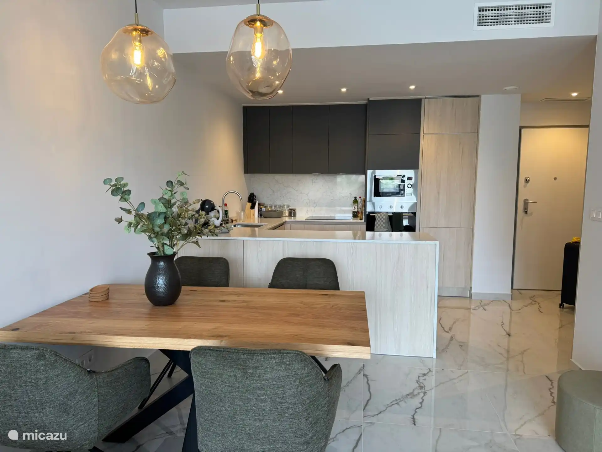 Salón y cocina/comedor.