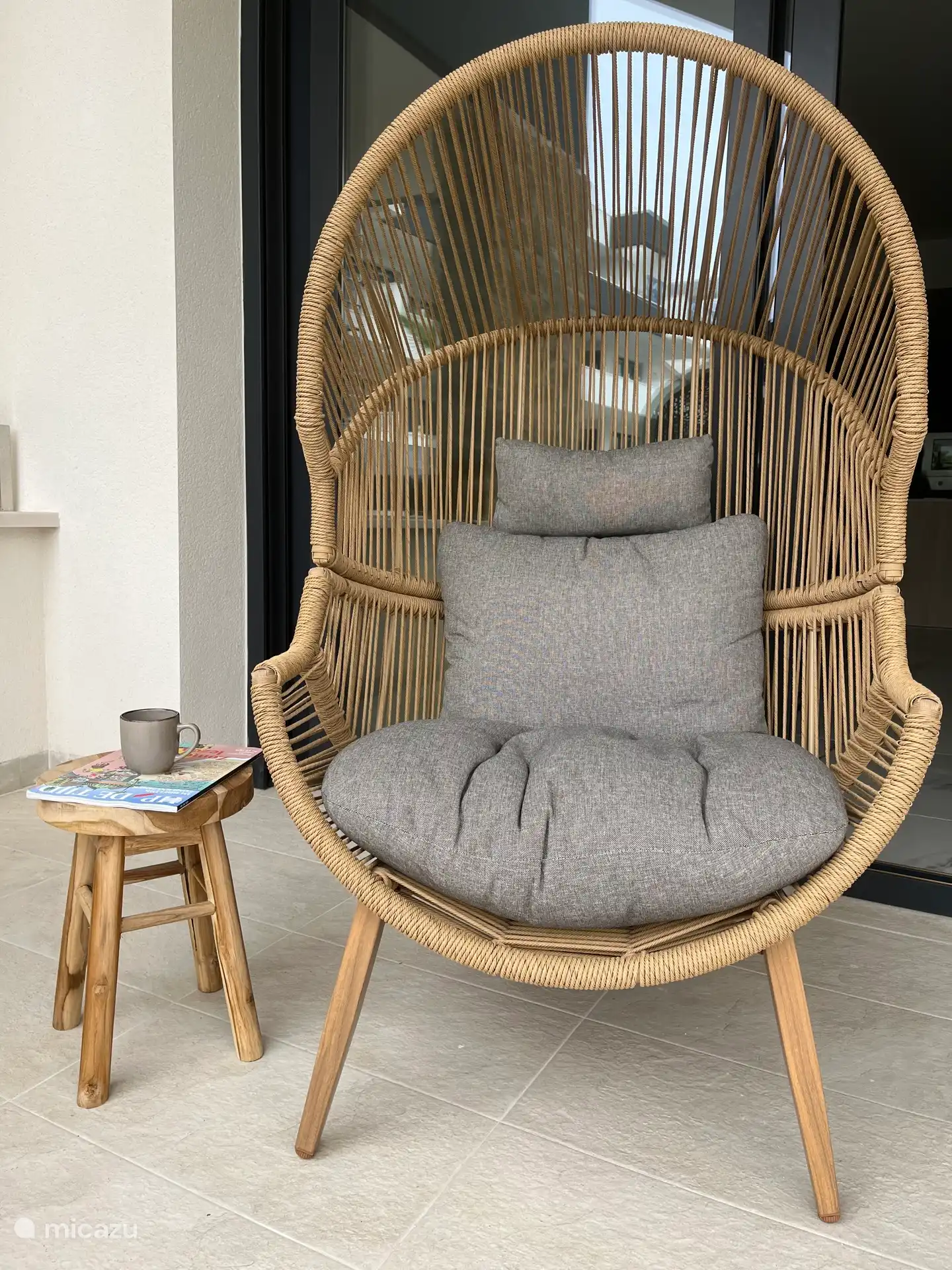 Tumbona para disfrutar de una taza de café con vistas al jardín.