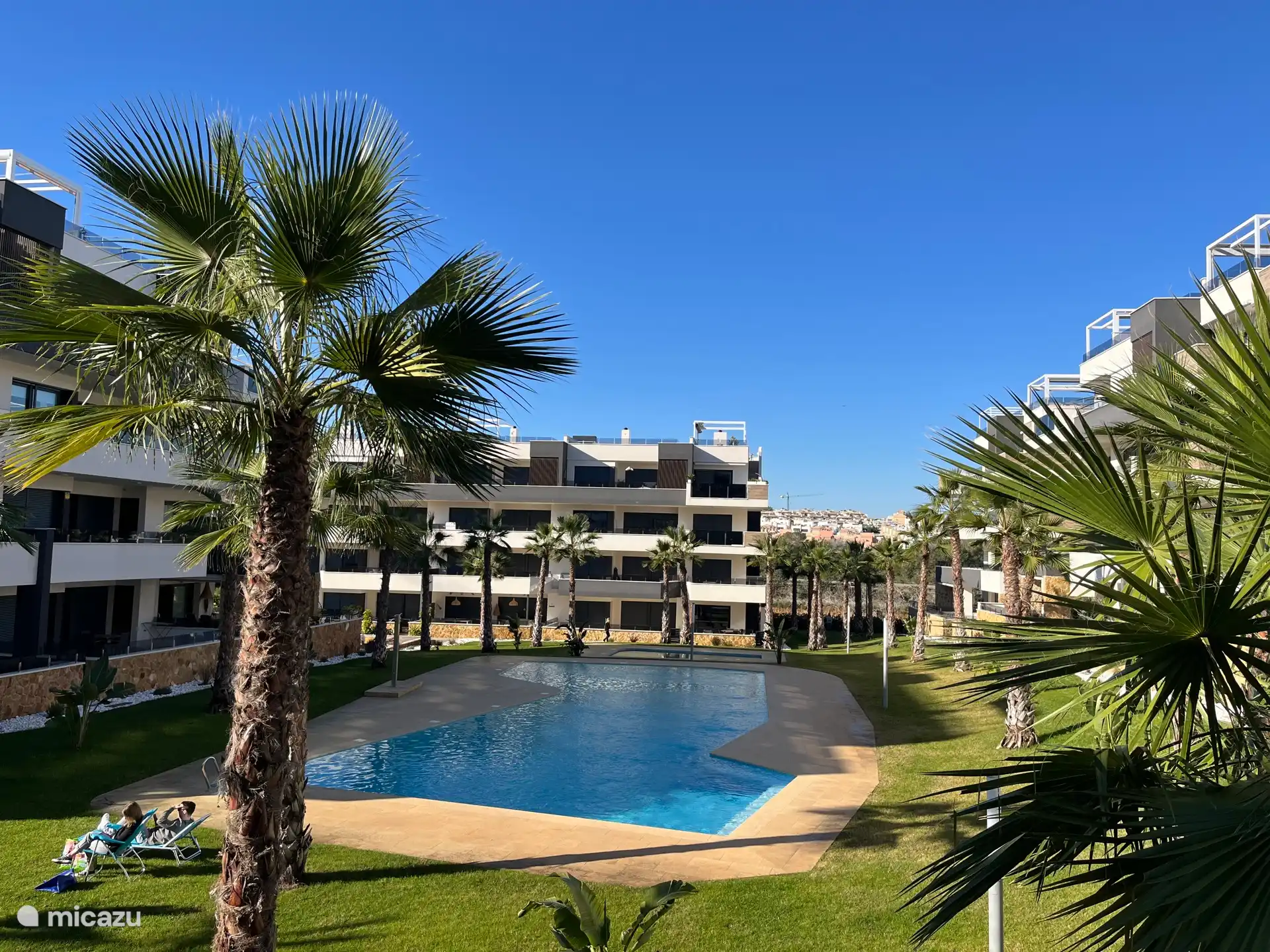 Fraai aangelegde binnentuin, onderdeel van de gezamenlijke ruimte in het gezellige complex. Geniet hier van uw vakantie!