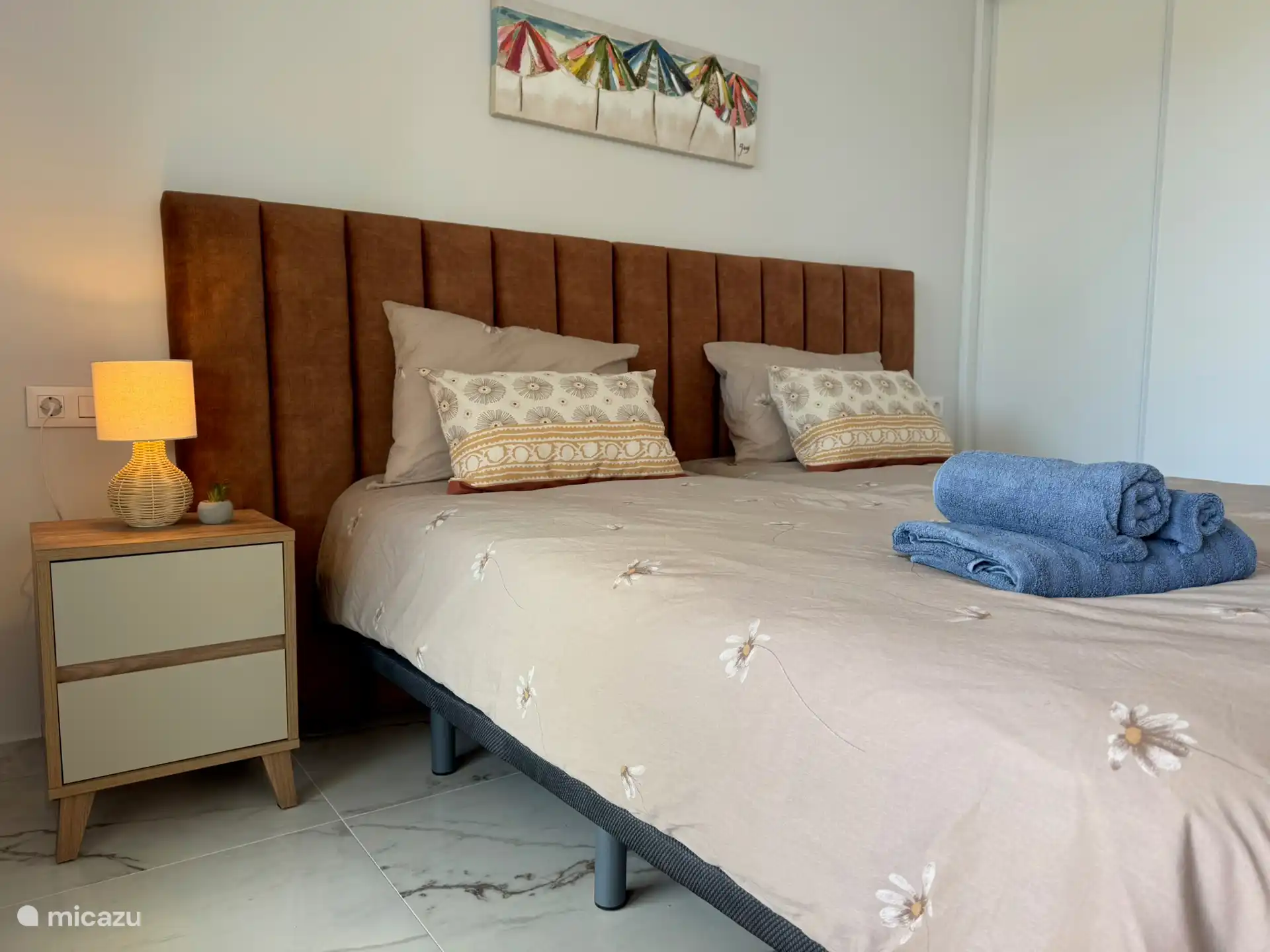 Elegante segundo dormitorio, aquí en disposición individual. Se puede montar fácilmente en camas individuales.