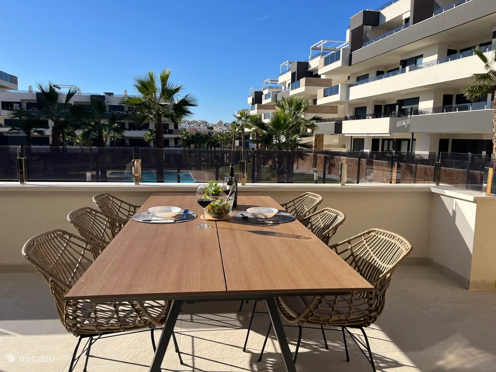 Mesa de comedor espaciosa (2x1 m) en terraza para el comedor al aire libre. Debido a su ubicación única, esta terraza ofrece vistas a la colina que hay detrás y una panorámica.