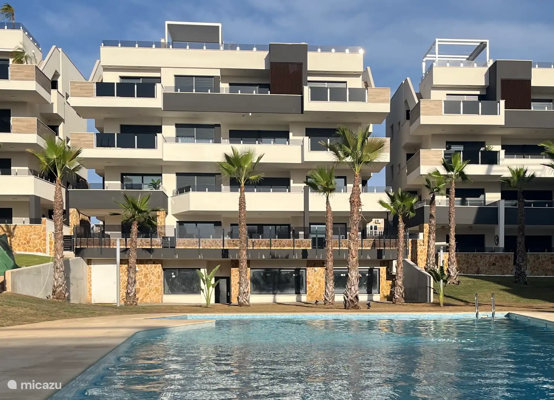 Terraza soleada en la planta baja. El gimnasio de abajo hace que la terraza sea libre. 