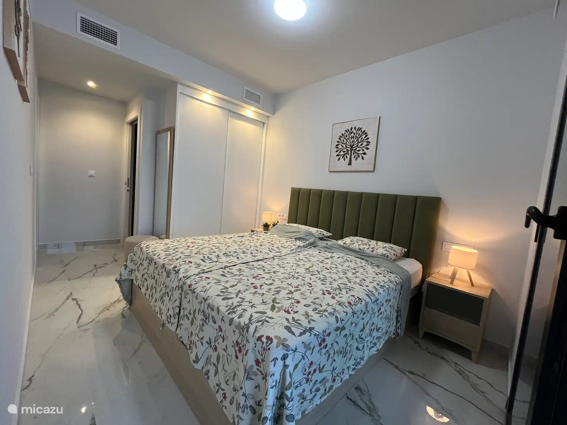 Cama extra grande/larga en dormitorio principal: Cama king size (180 x 200 cm), amueblada con estilo. Colchón de calidad extra lujosa para una noche de sueño relajante. Armario empotrado.