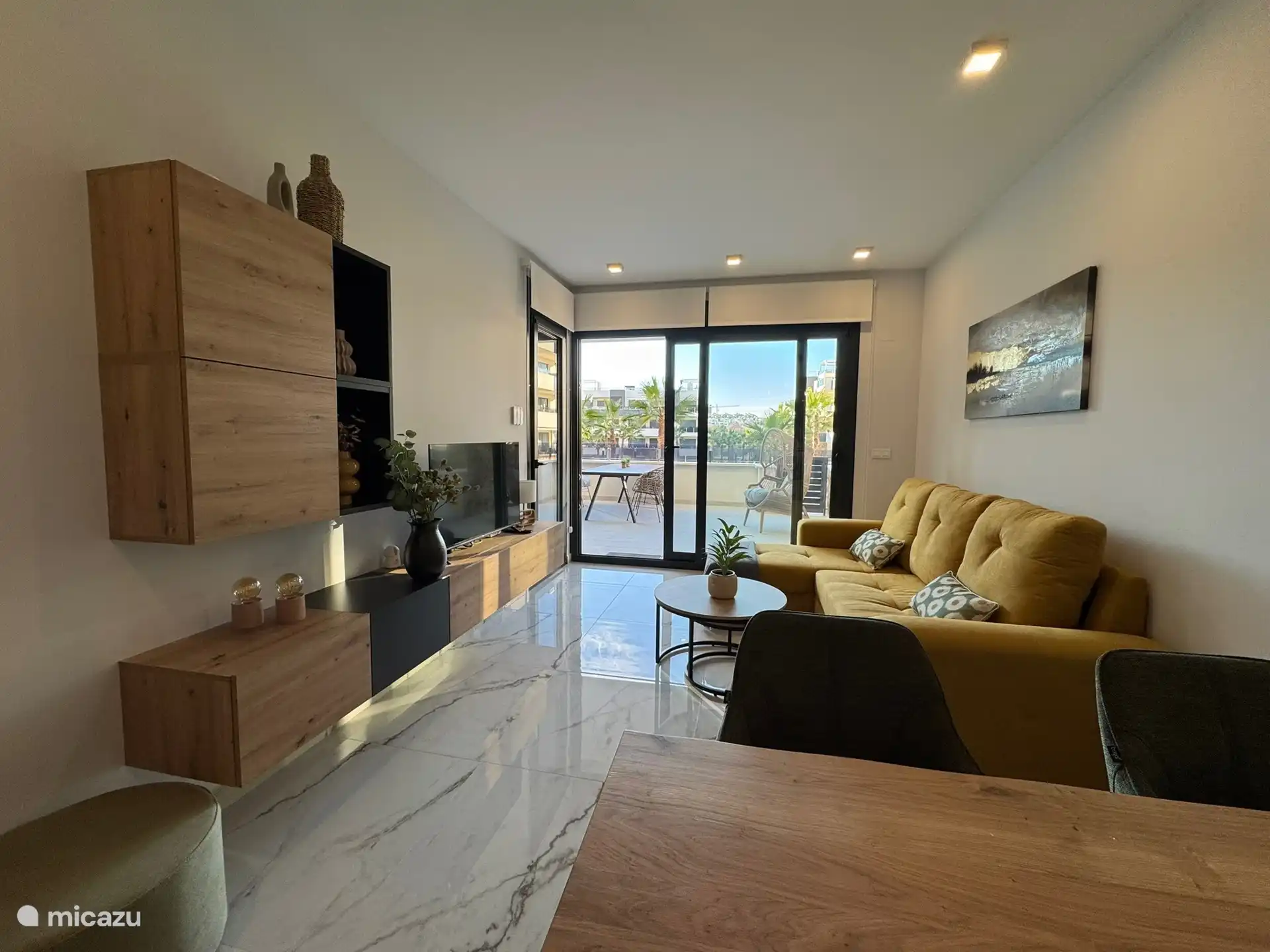 Salón moderno y elegante, con acceso directo a la amplia terraza a través de una puerta corredera, al igual que los dos dormitorios. Esto es cómodo y fácil.