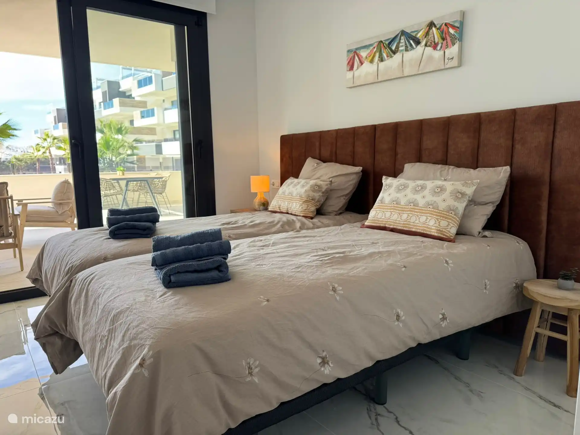 Elegante segundo dormitorio, aquí en disposición individual. Se puede mover fácilmente en una configuración de camas individuales.