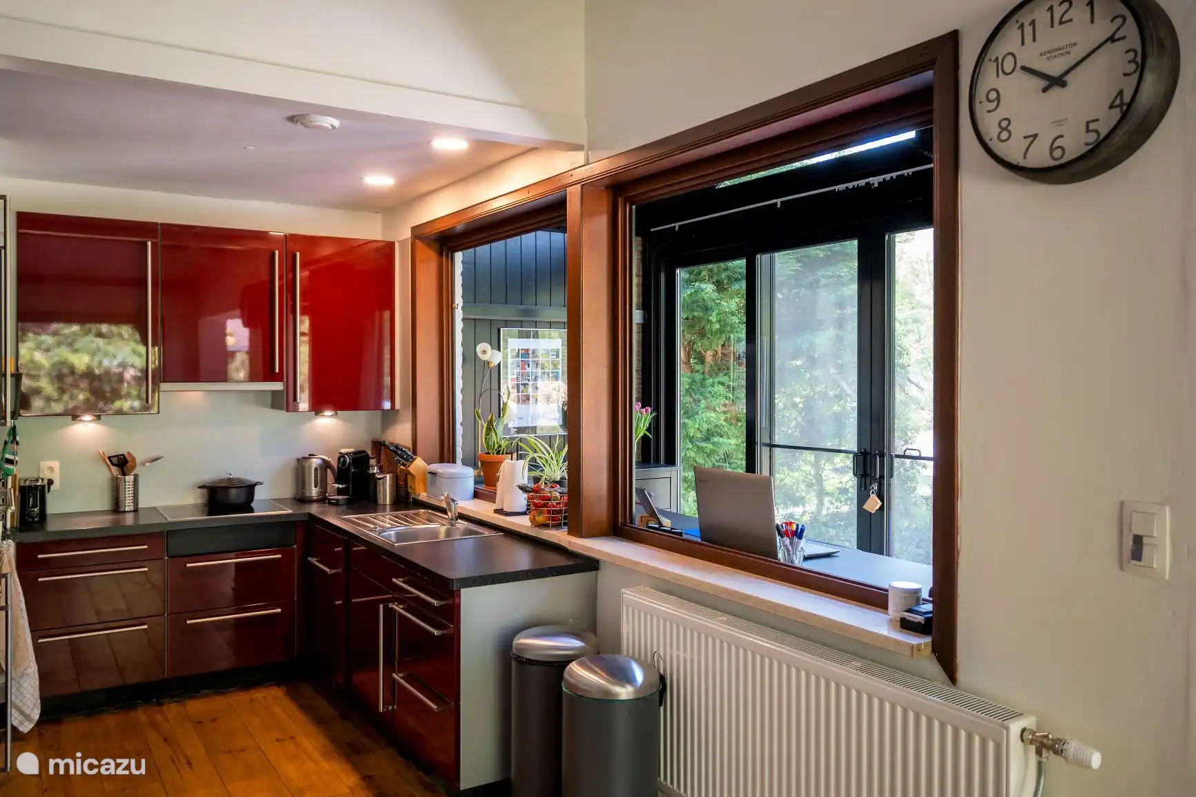 Een volledig ingerichte keuken, geschikt voor het gebruik door 4 personen.