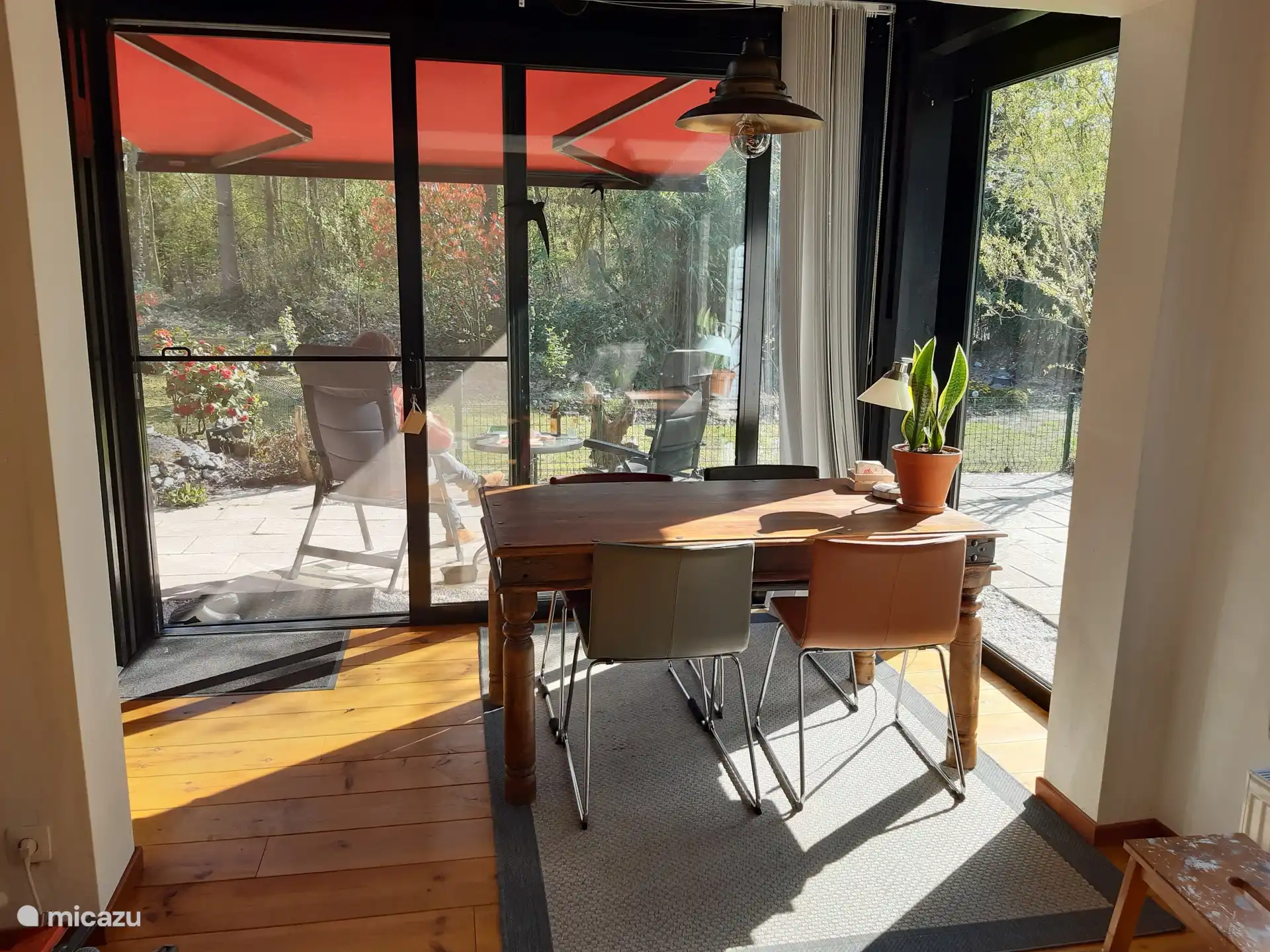 De eettafel biedt plek aan 4 personen.