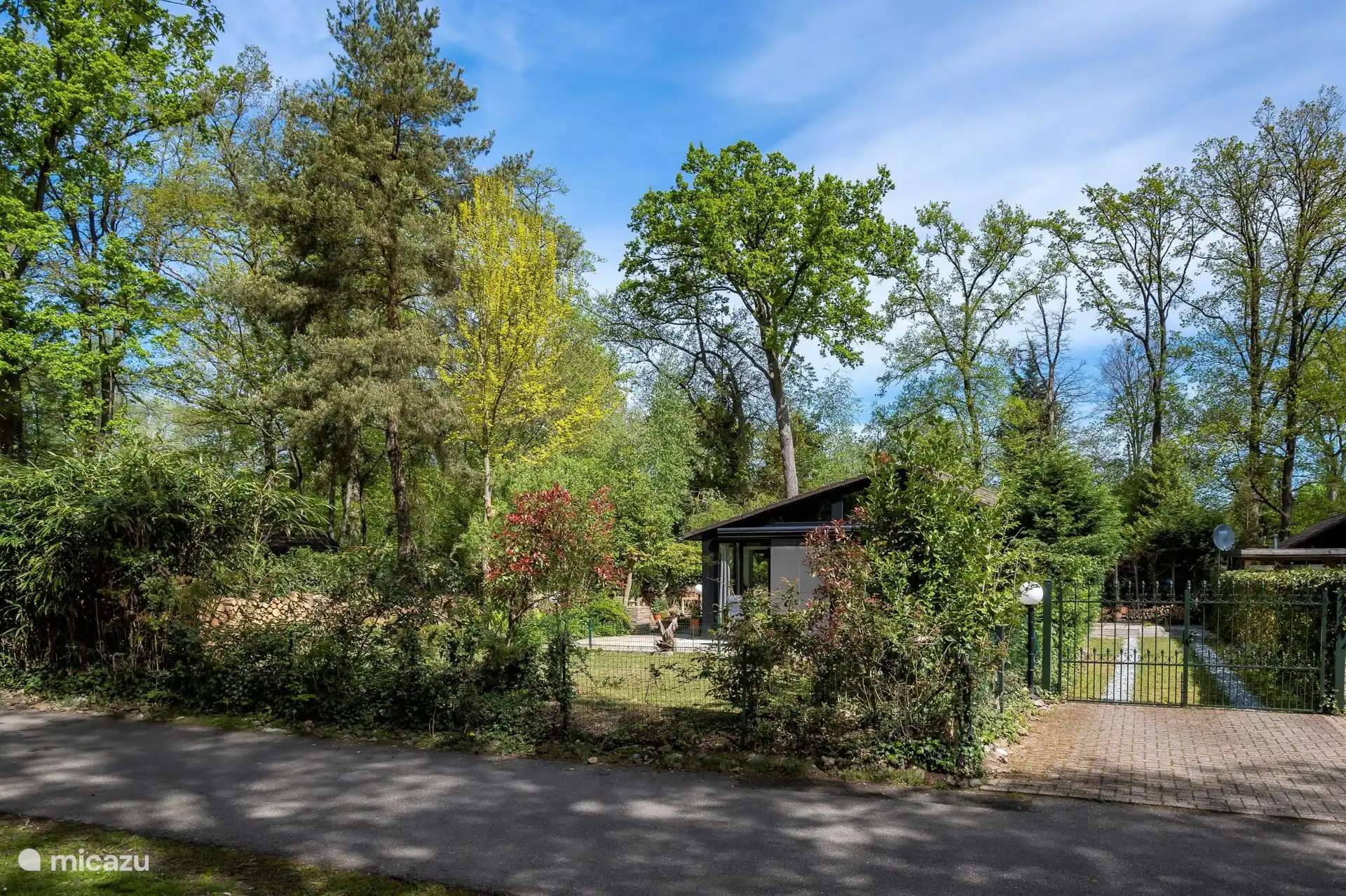 De oprit biedt plek voor 2-3 auto's.