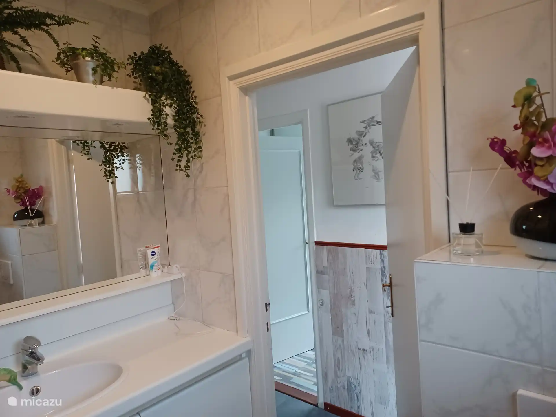 Badkamer met toilet en douche.