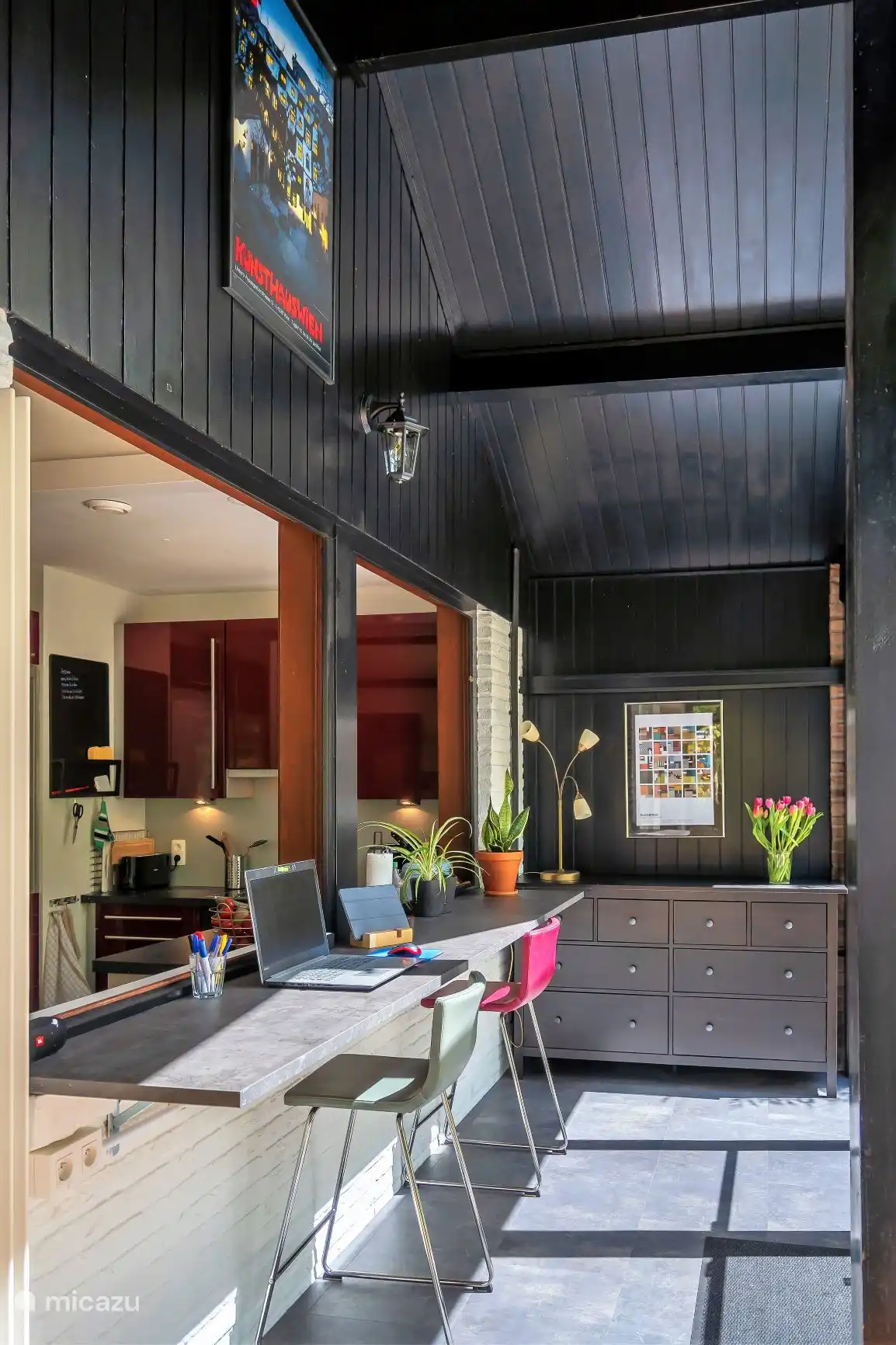 De atelierkast met verschillende materialen zoals teken- en schilderbenodigdheden.