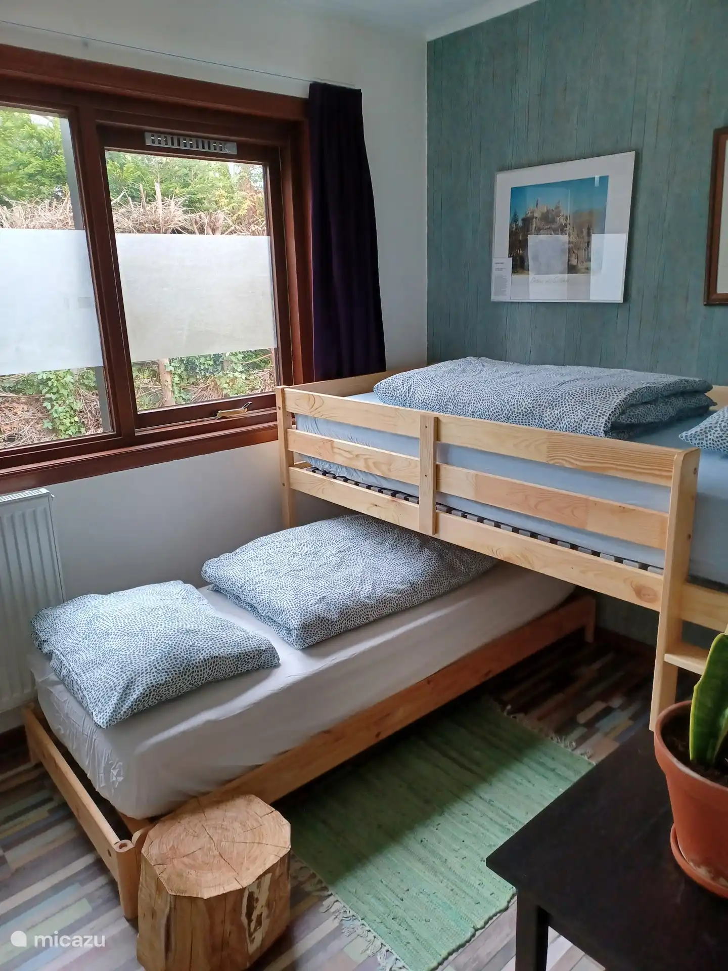 Slaapkamer met 2 1-persoonsbedden.