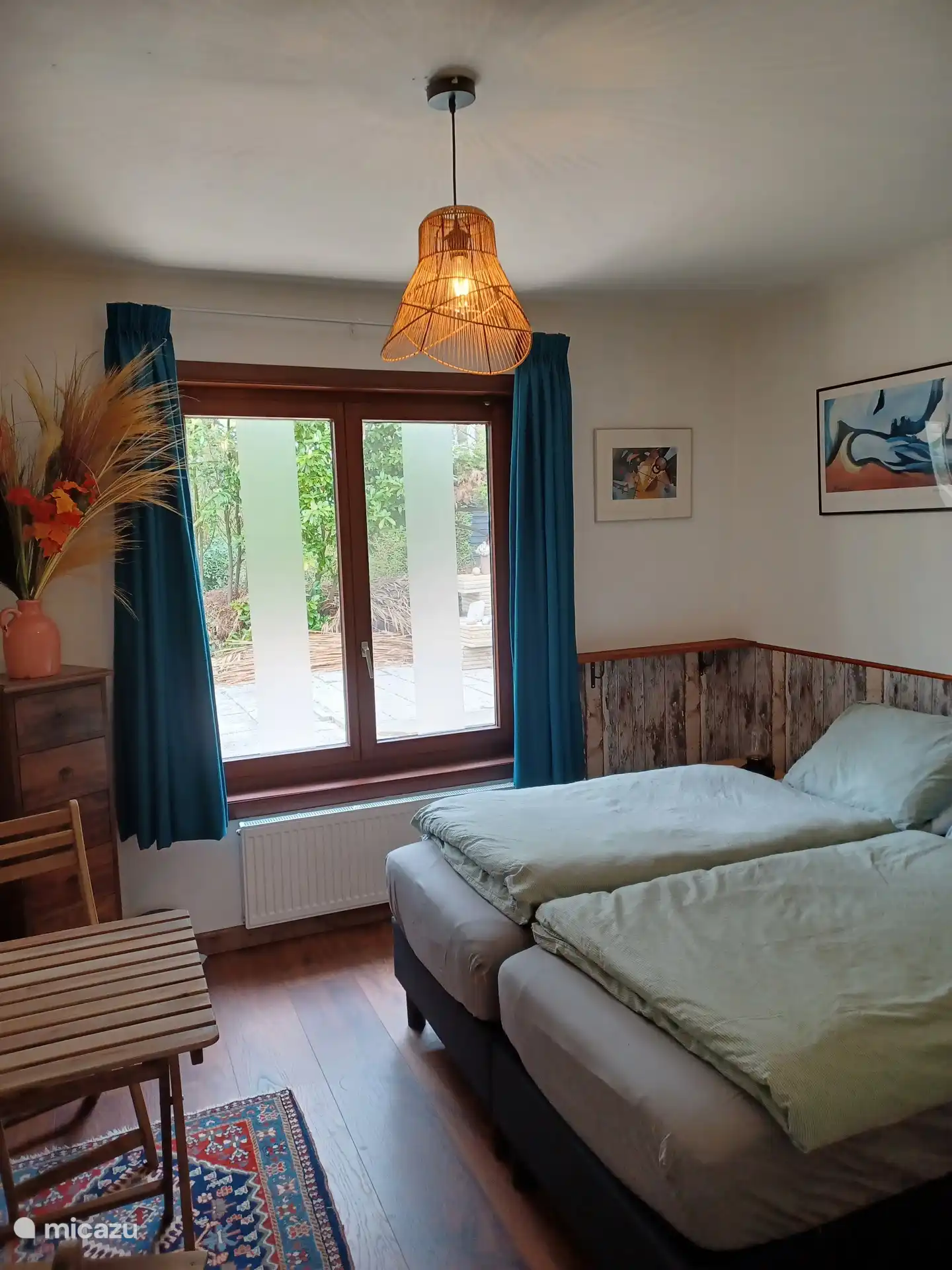 Slaapkamer met 2 1-persoonsbedden.