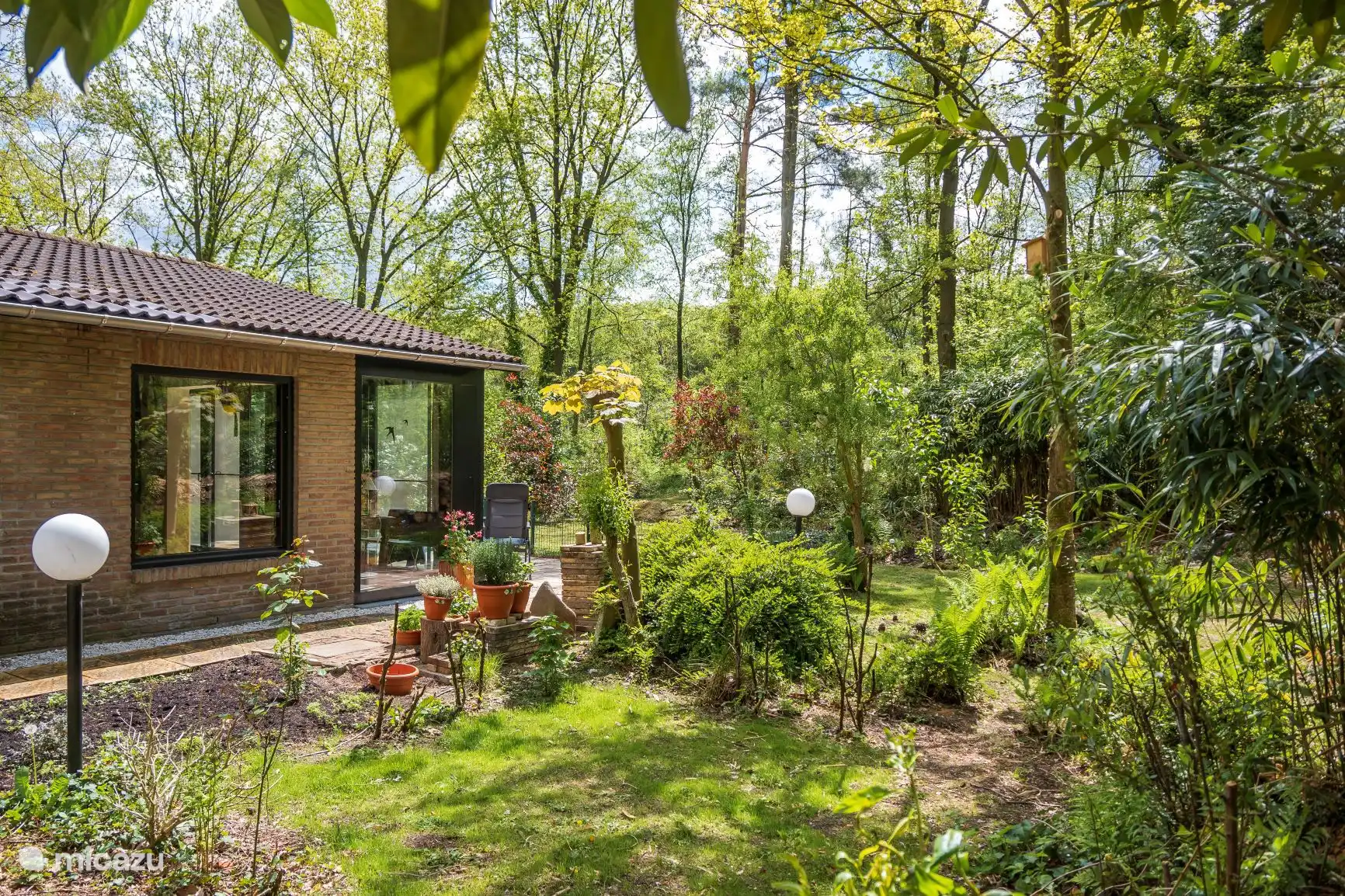 Rondom het huis een ruime (afsluitbare) tuin.