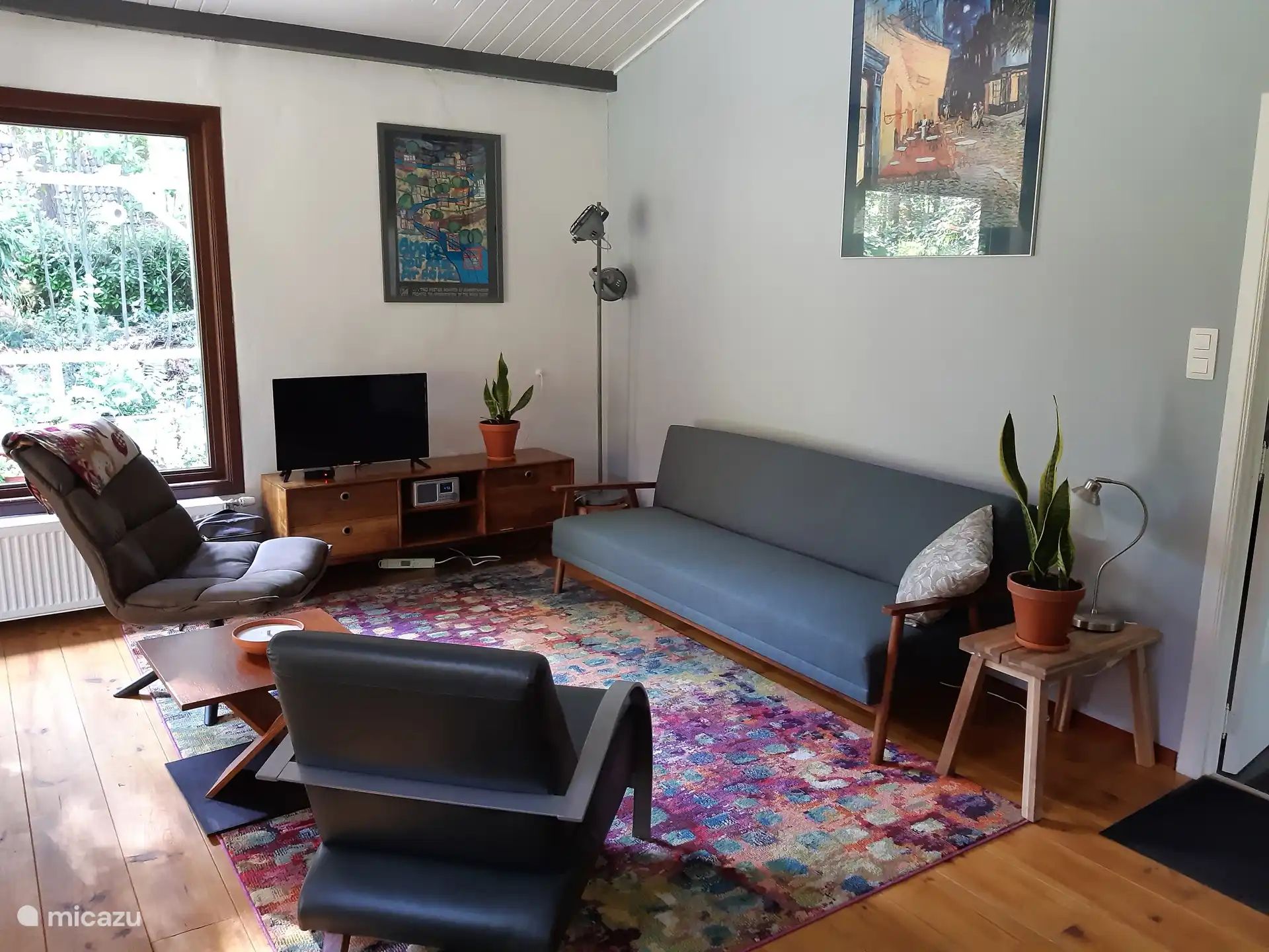 Internet met Wifi en televisie met alle Nederlandse zenders en Netflix.