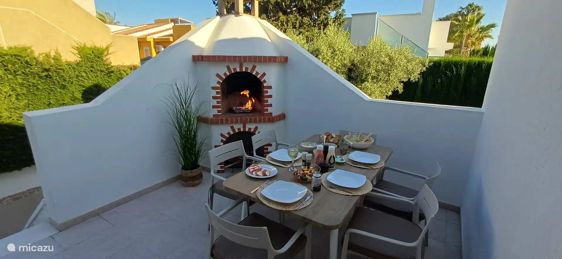 Heerlijk buiten eten in Alicante! ?? Naast het privézwembad vind je deze sfeervolle barbecue plek. Perfect voor een kindvriendelijke vakantie of een gezellige golfvakantie met vrienden.