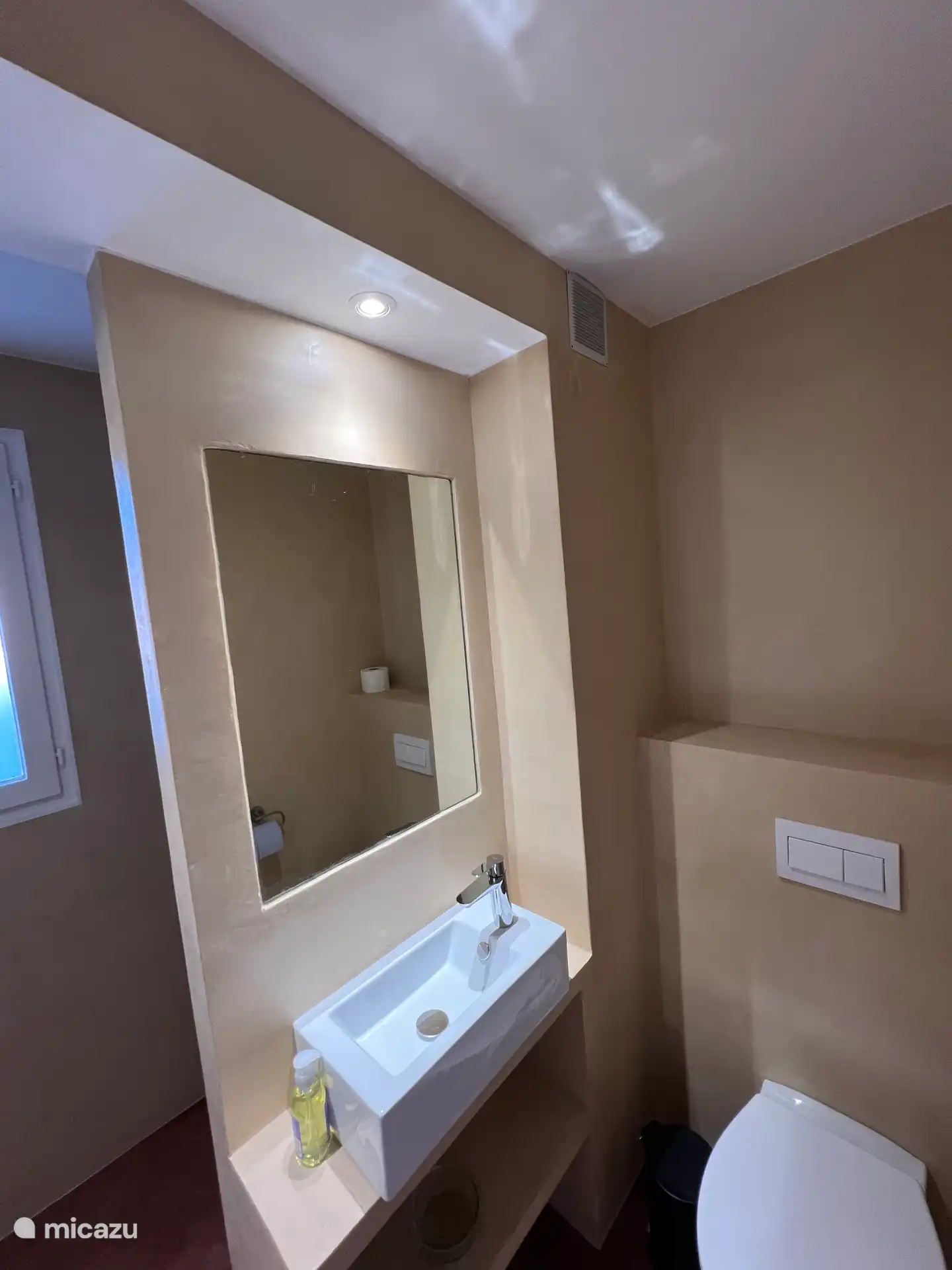 Badkamer-toilet 1 (boven)