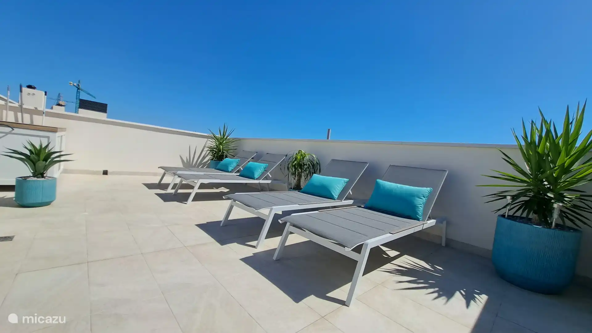 Relajándose en las tumbonas