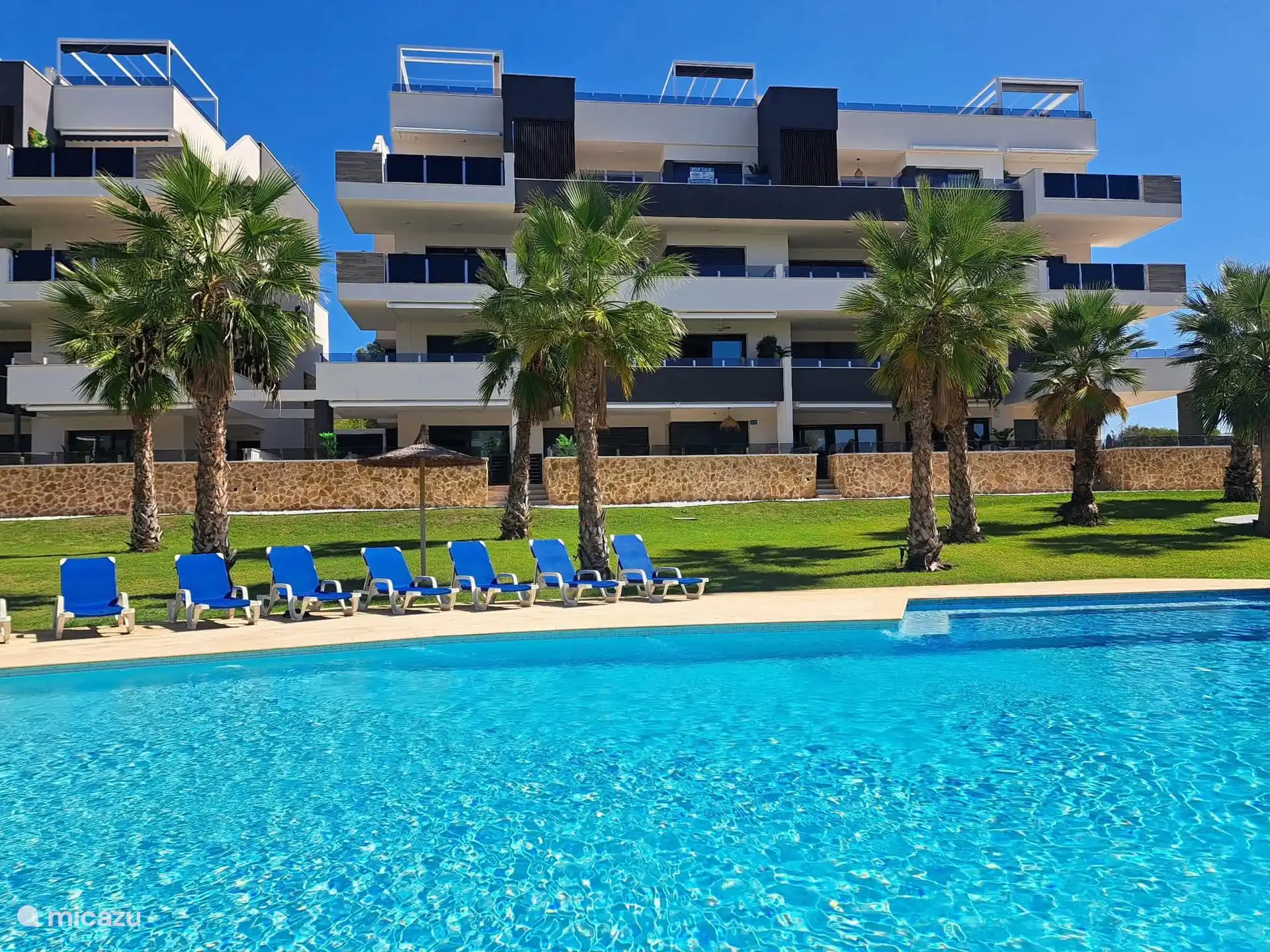 the apartment complex Amanecer X with a view of the penthouse Casa de la Alegría at the top right of 2 floors  