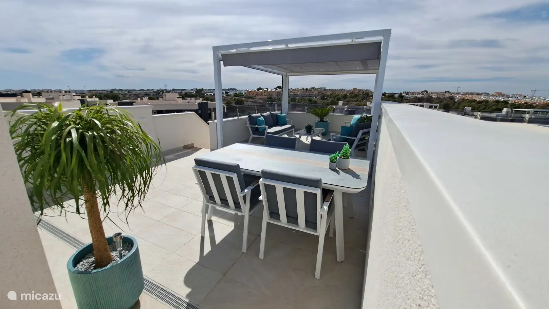 Enjoy the sun and the surroundings on the private roof terrace  