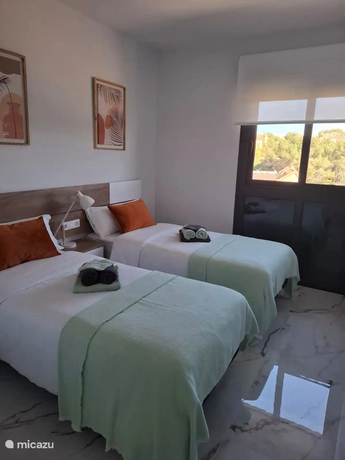 2nd bedroom with 2 single beds of 90 x 200 cm