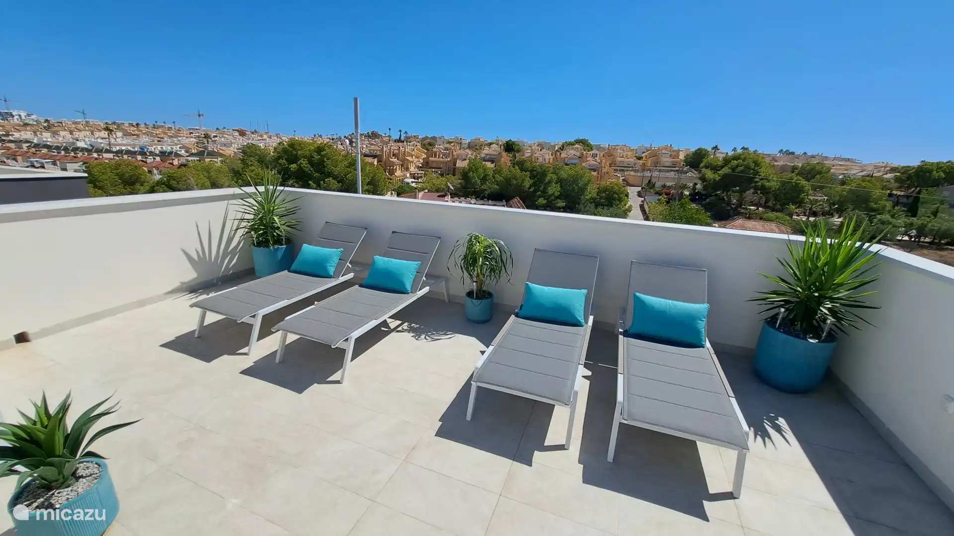 On the roof terrace there are 4 lovely sunbeds