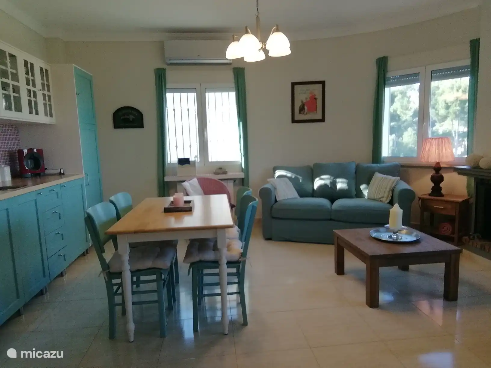 Woonkamer met volledig uitgeruste kitchenette 