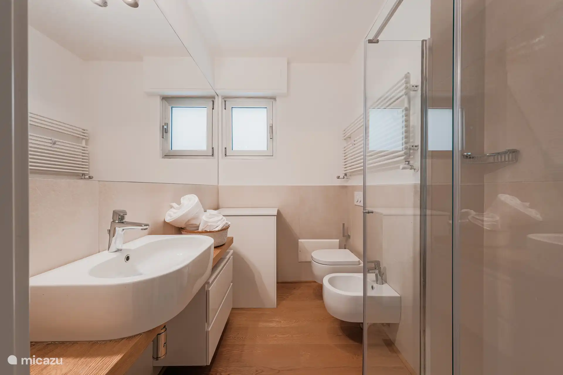 Volledige badkamer met douche, bidet en wasmachine. Badkamer met raam.