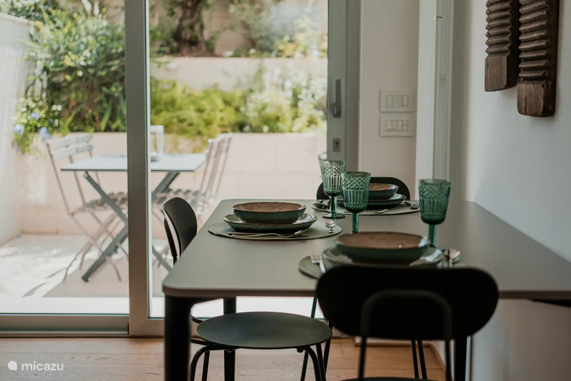 Eettafel met uitzicht op de tuin en een groot raam. 