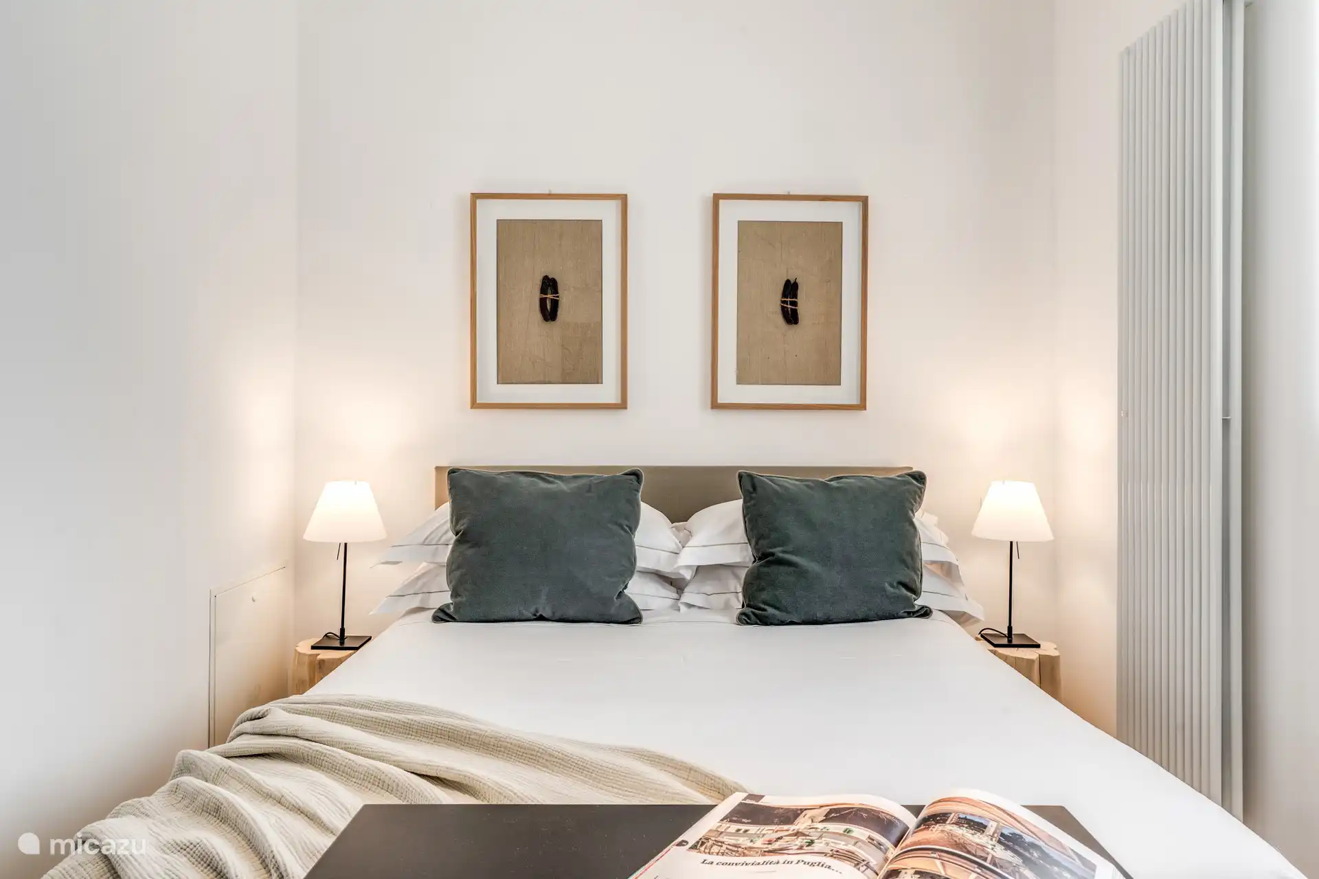 Slaapkamer met Gervasoni nachtkastjes en Costanzine-lampen.