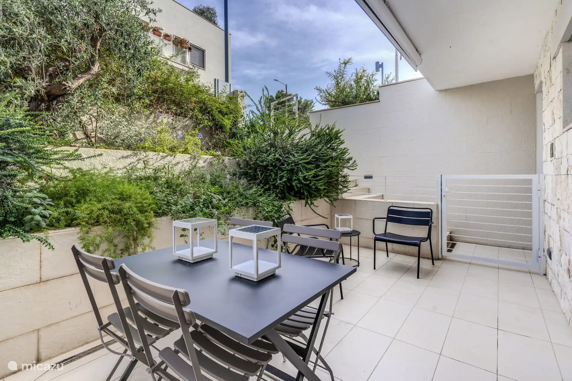 Privéterrassen en tuinen vol aromatische planten en mediterrane specerijen, waar de olijfboom, een tijdloos symbool van Apulië, trots staat en de naam OLEA inspireerde.