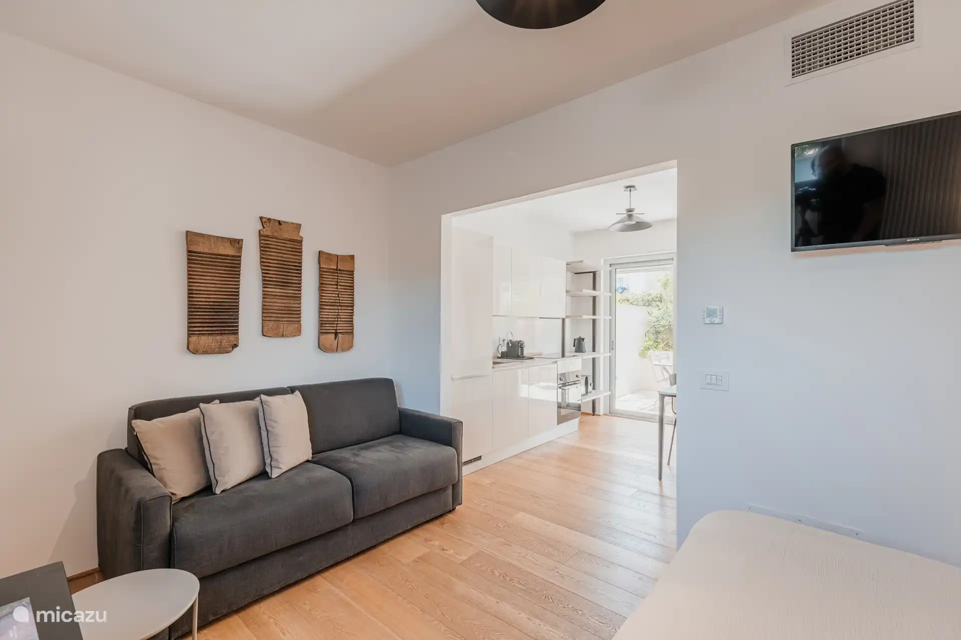 Open ruimte met slaapbank.