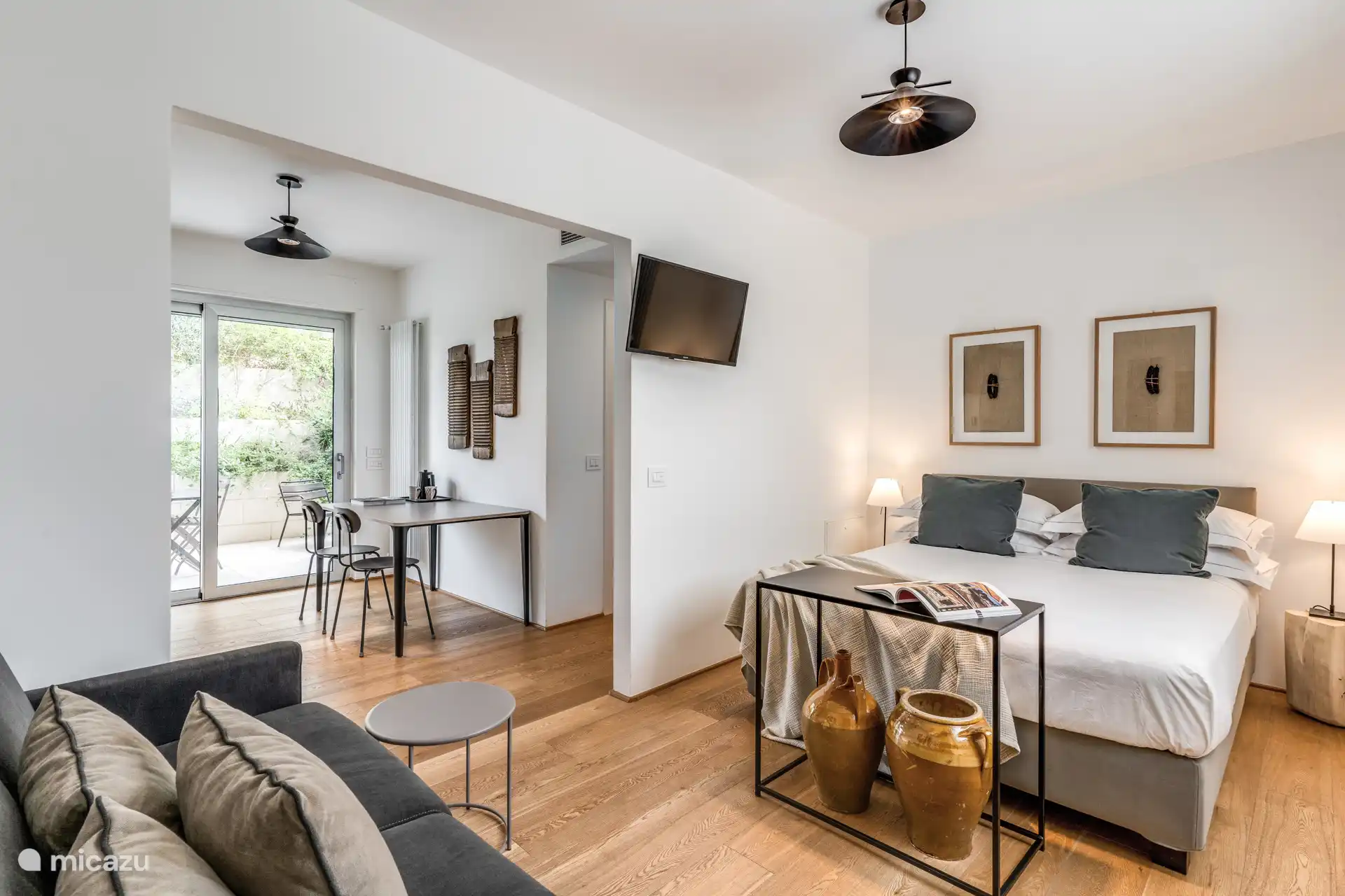 Het kleinste appartement is een open en lichte ruimte met een tweepersoonsbed, een dubbele slaapbank, badkamer en keuken.