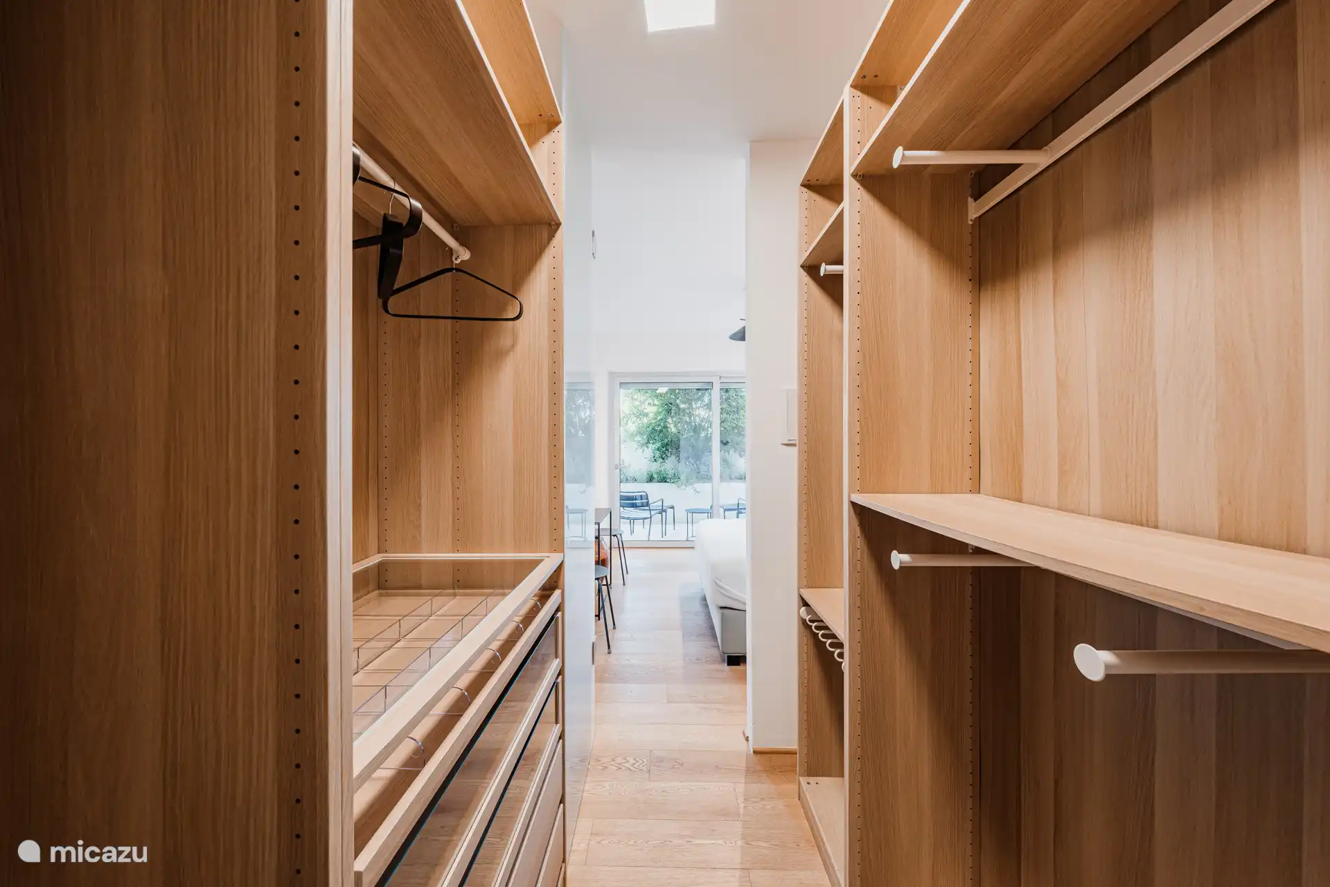 Kleedkamer met ruimte om overhemden, broeken, jassen, stropdassen en truien op te bergen.
Strijkplank en strijkijzer.