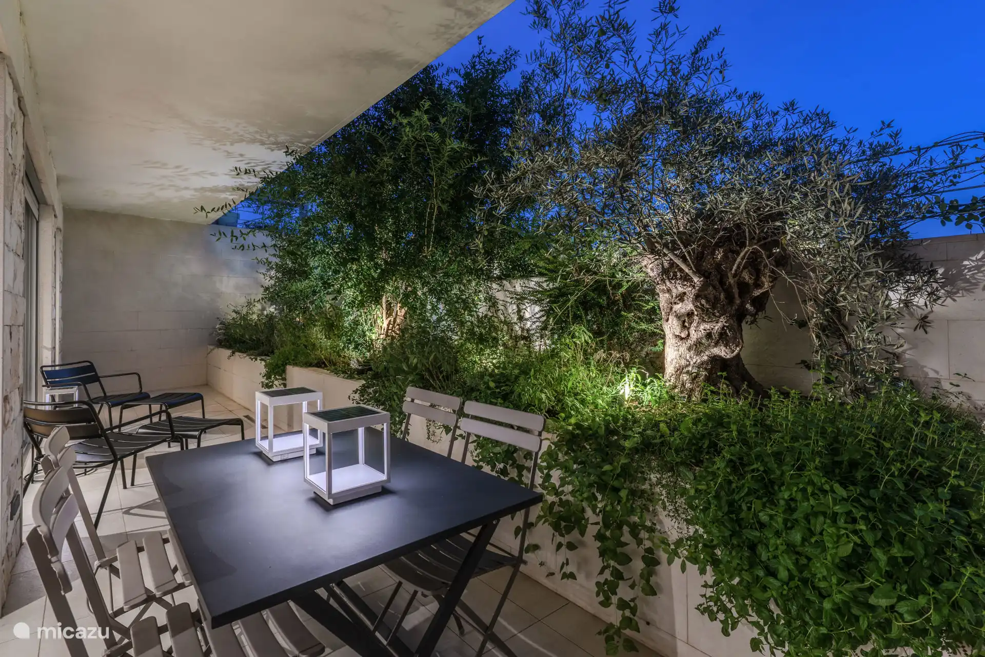 Privéterrassen en tuinen vol aromatische planten en mediterrane specerijen, waar de olijfboom, een tijdloos symbool van Apulië, trots staat en de naam OLEA inspireerde.