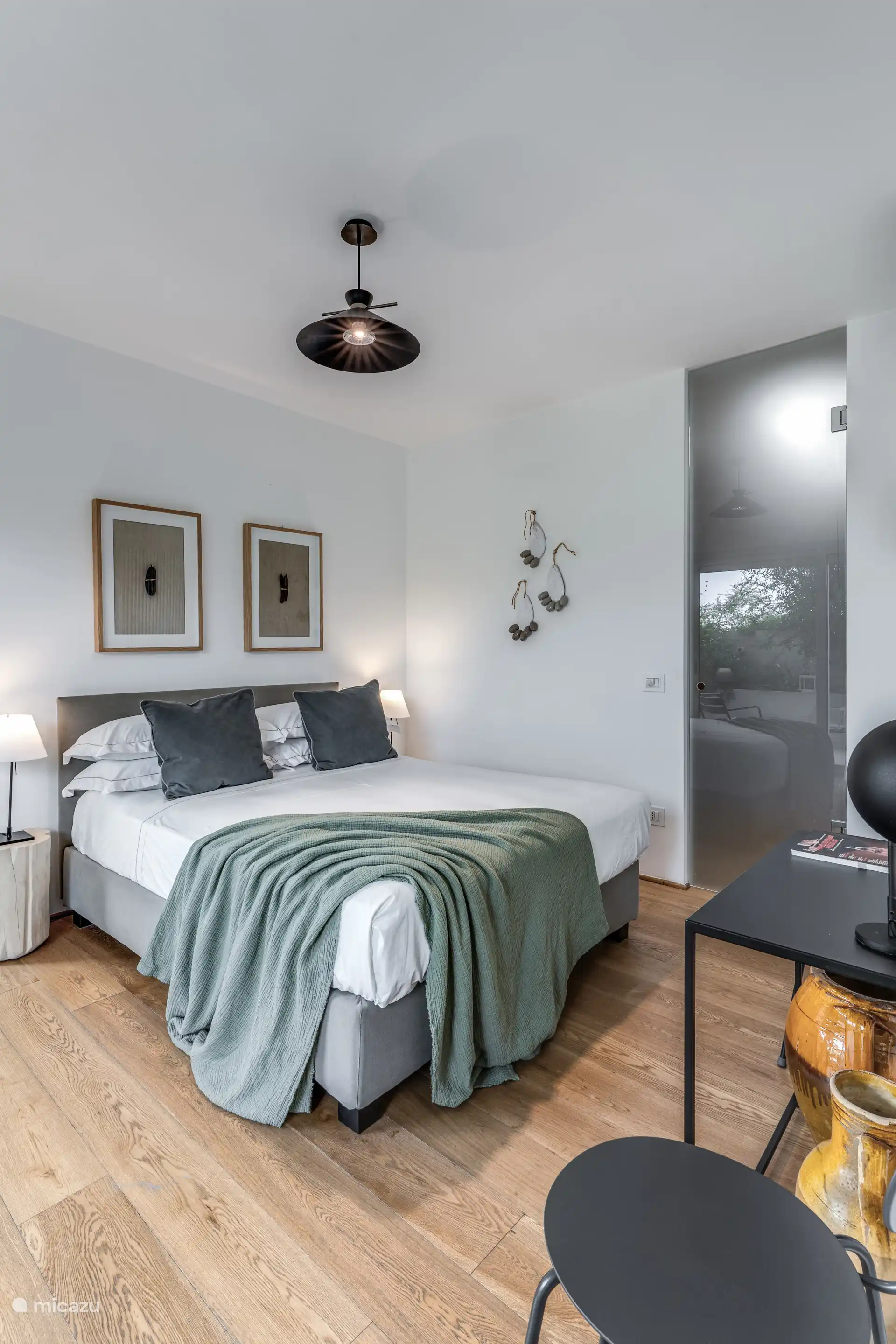 Slaapkamer en ingang naar de kleedkamer 