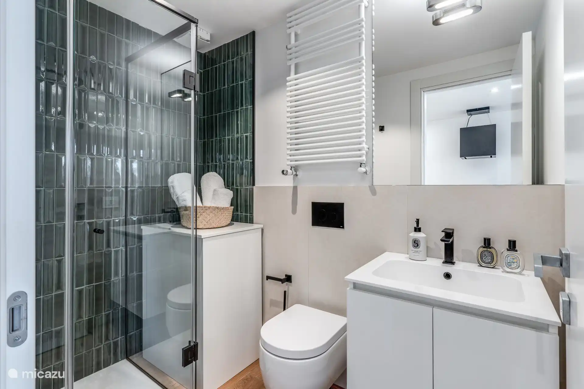 Badkamer met douche en wasmachine