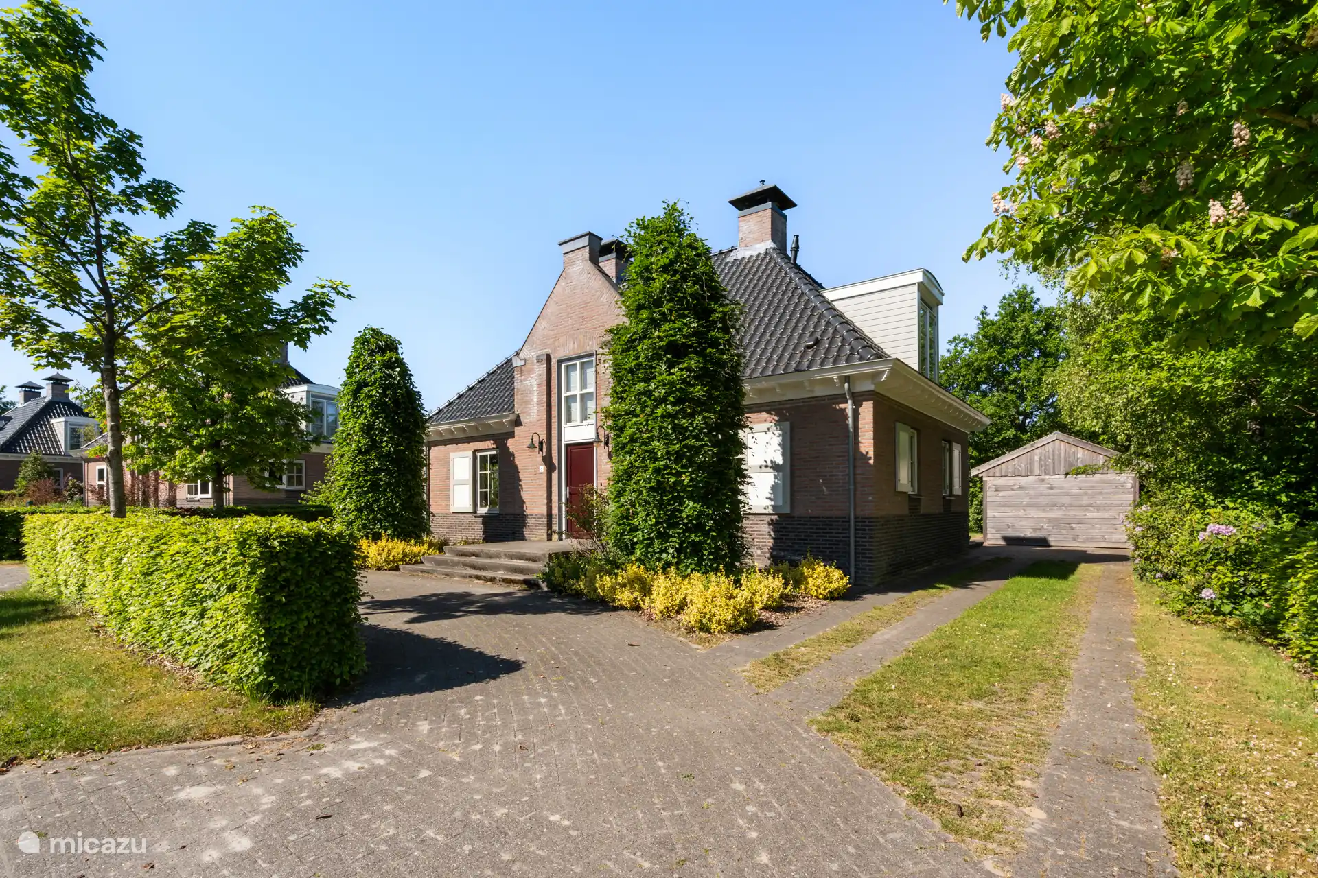 oprijlaan en parkeerplaats